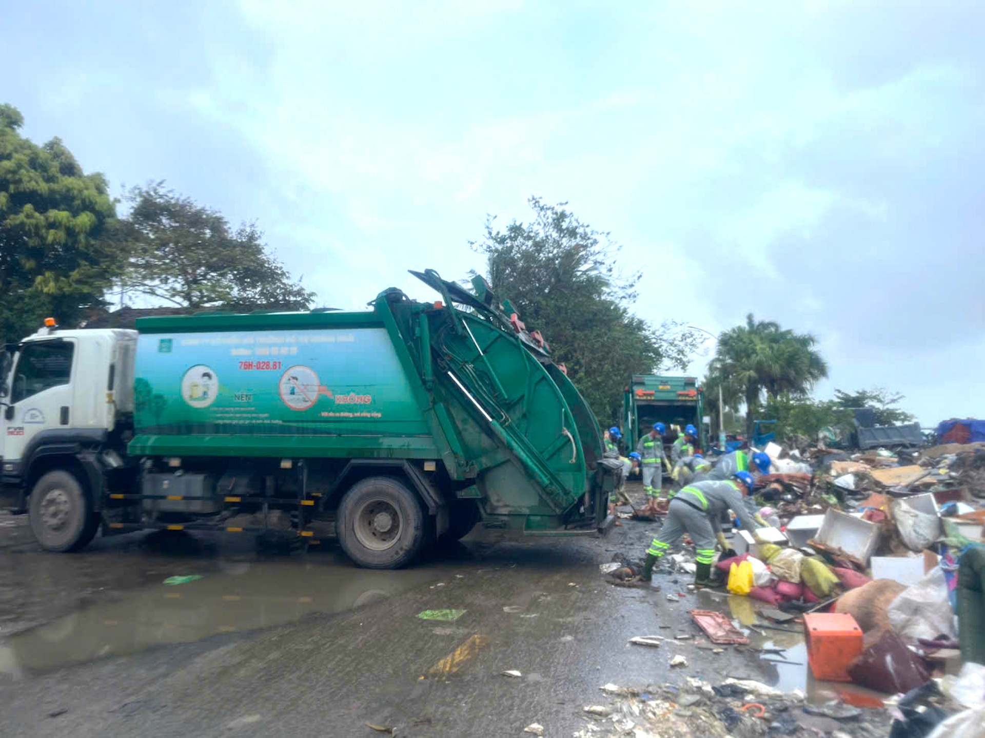 C&ocirc;ng nh&acirc;n m&ocirc;i trường, điện lực Quảng Ng&atilde;i hỗ trợ người d&acirc;n Đắk Lắk sau lũ- Ảnh 3.