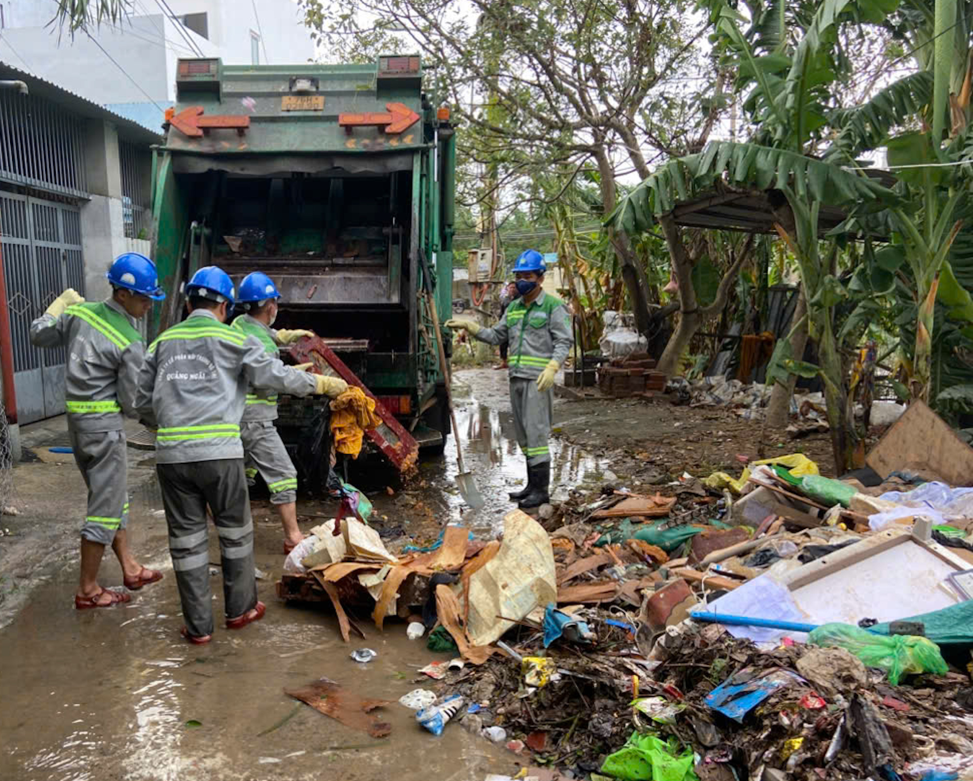 C&ocirc;ng nh&acirc;n m&ocirc;i trường, điện lực Quảng Ng&atilde;i hỗ trợ người d&acirc;n Đắk Lắk sau lũ- Ảnh 1.