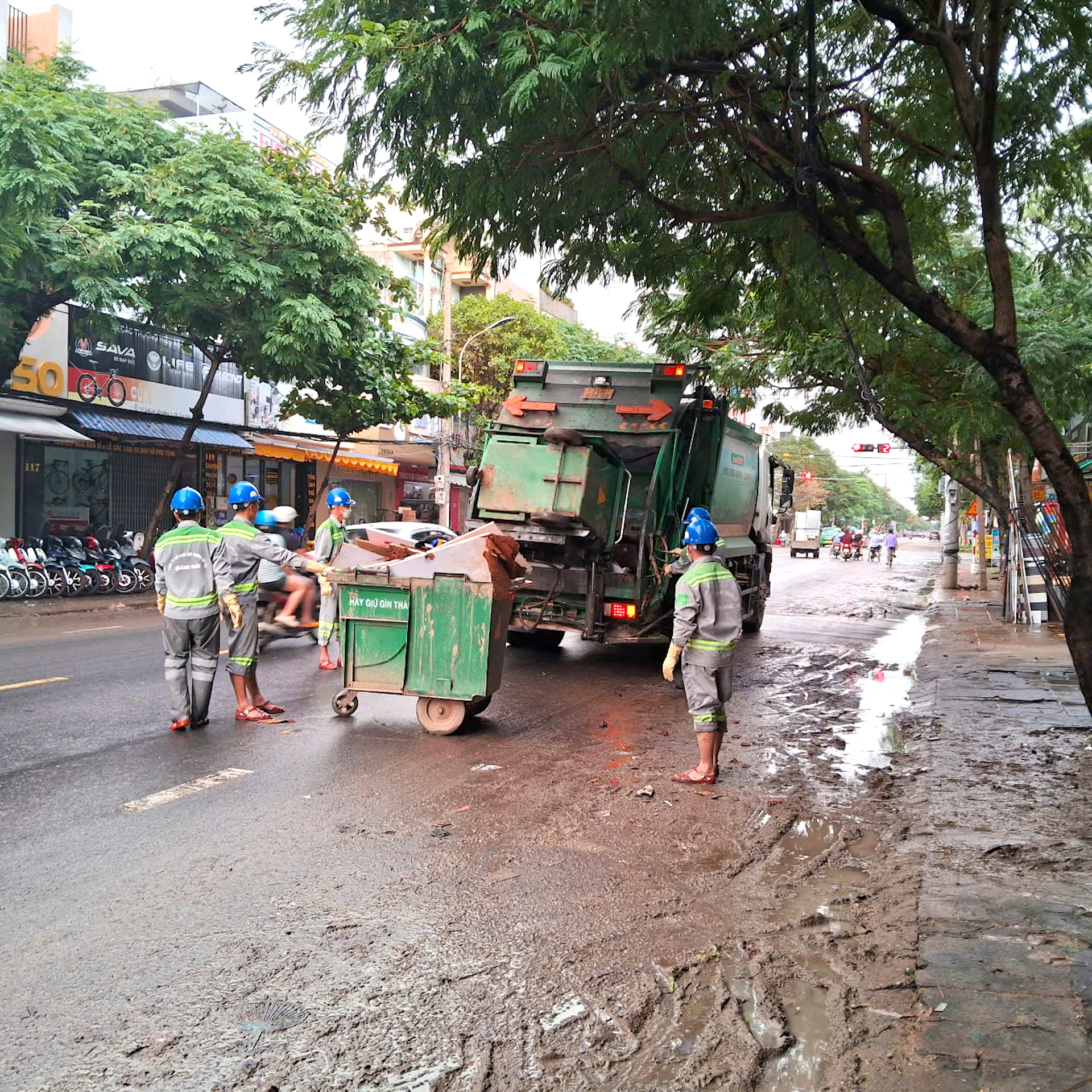 C&ocirc;ng nh&acirc;n m&ocirc;i trường, điện lực Quảng Ng&atilde;i hỗ trợ người d&acirc;n Đắk Lắk sau lũ- Ảnh 2.