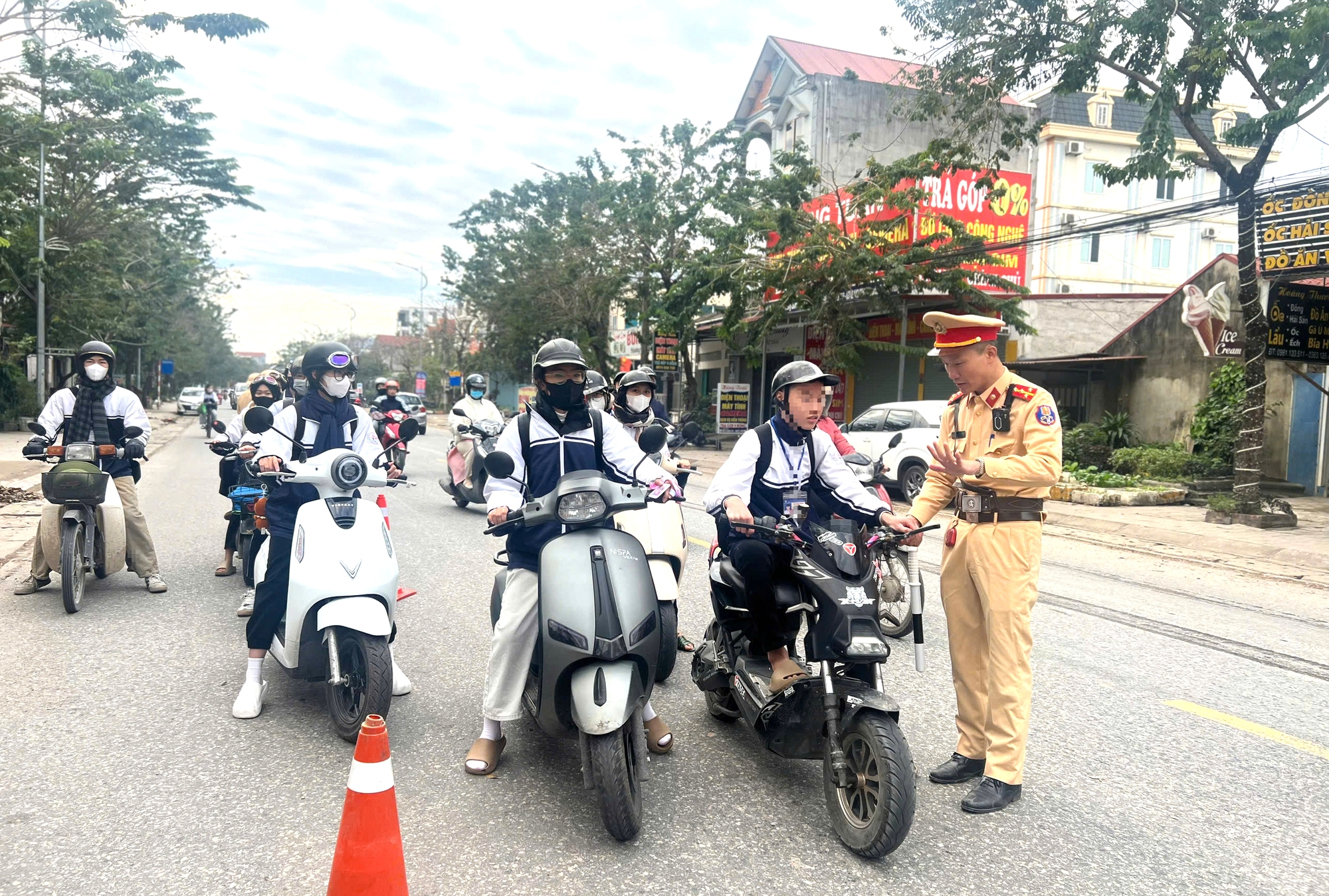 Cảnh s&aacute;t giao th&ocirc;ng Th&aacute;i Nguy&ecirc;n xử l&yacute; nhiều học sinh vi phạm trong đợt cao điểm- Ảnh 1.