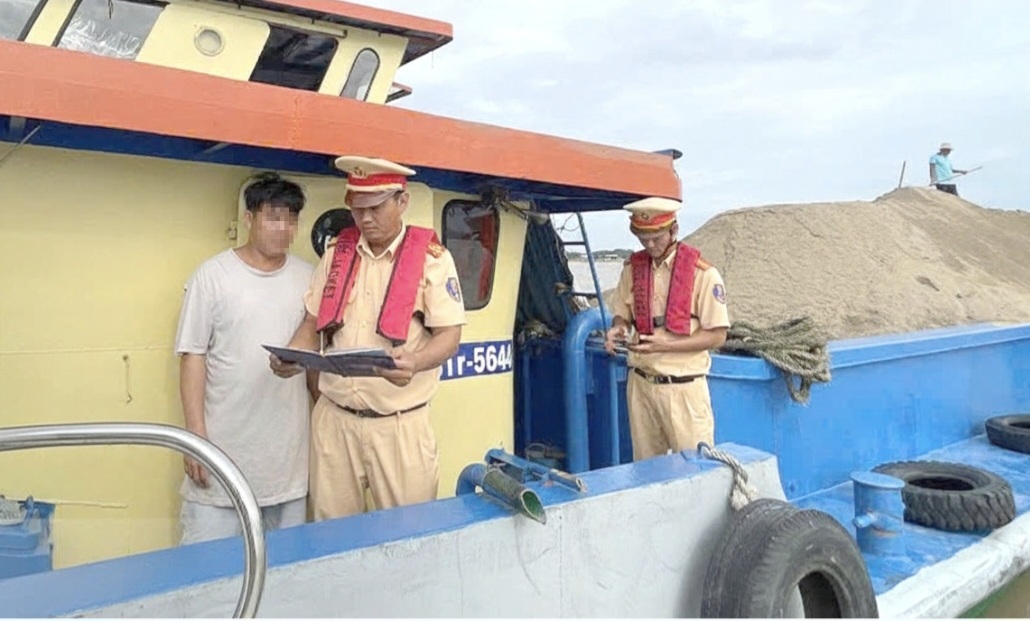 Bốn ng&agrave;y ra qu&acirc;n, CSGT An Giang lập bi&ecirc;n bản vi phạm 215 phương tiện vận tải đường thủy- Ảnh 2.