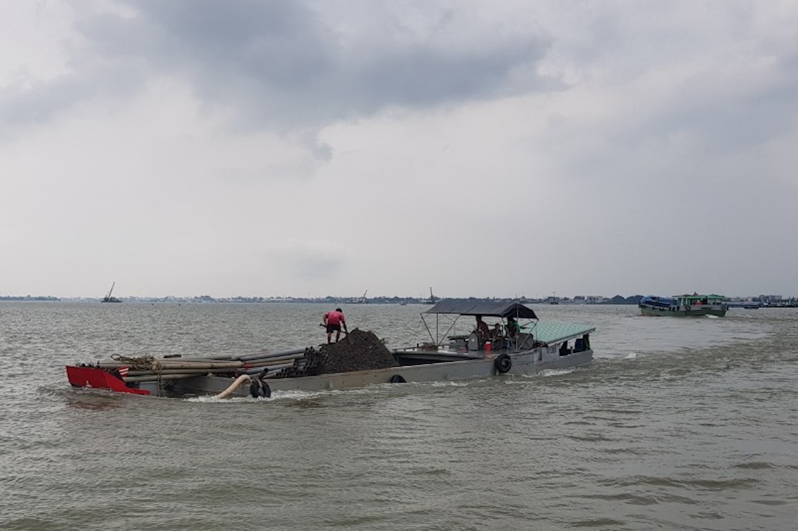Bốn ng&agrave;y ra qu&acirc;n, CSGT An Giang lập bi&ecirc;n bản vi phạm 215 phương tiện vận tải đường thủy- Ảnh 1.