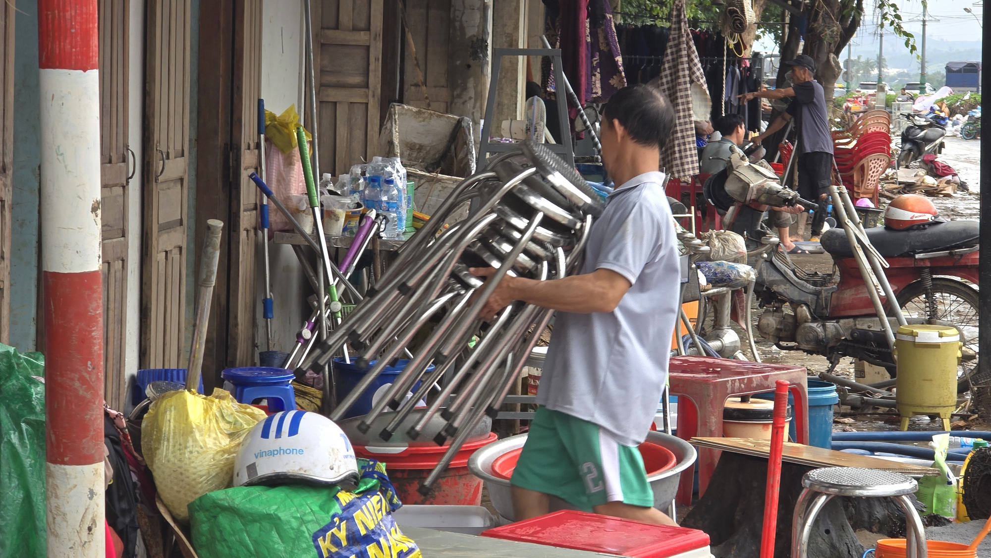Người d&acirc;n thượng nguồn s&ocirc;ng Ba Hạ g&acirc;y dựng lại cuộc sống từ ngổn ngang b&ugrave;n đất- Ảnh 8.