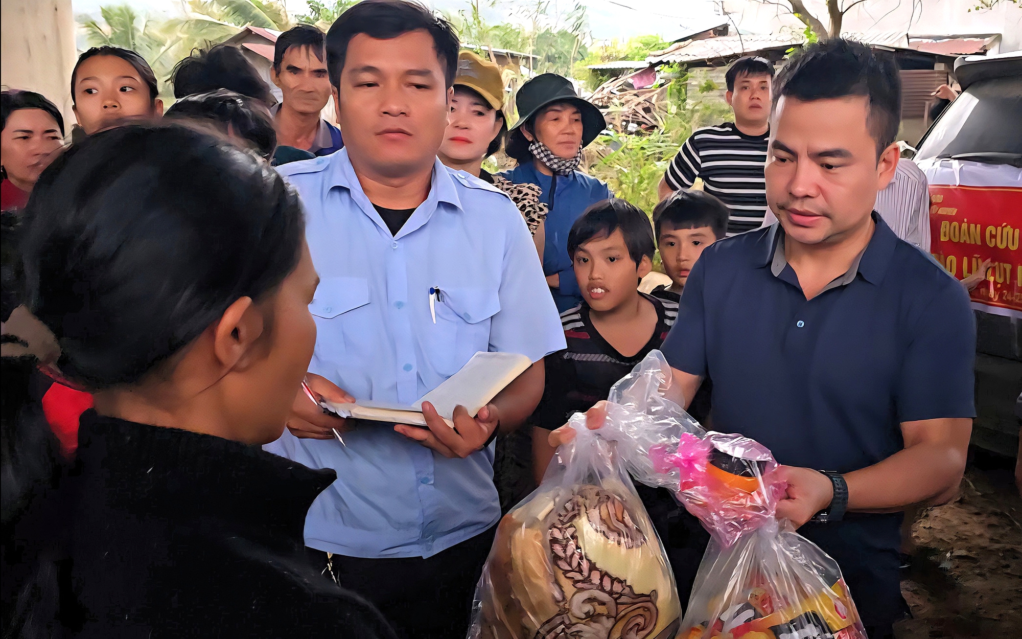 B&aacute;o X&acirc;y dựng c&ugrave;ng nh&agrave; t&agrave;i trợ trao đồ thiết yếu tới người d&acirc;n v&ugrave;ng lũ Ph&uacute; Y&ecirc;n