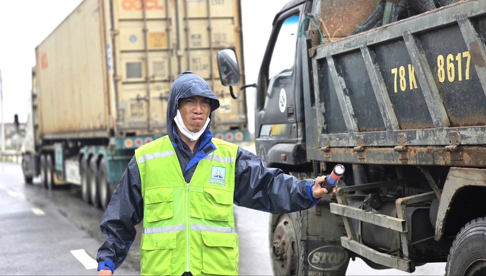 Quốc lộ 1A hư hỏng sau lũ: Nền đường x&oacute;i lở, h&agrave;ng loạt &ocirc; t&ocirc; chết m&aacute;y ngổn ngang- Ảnh 8.