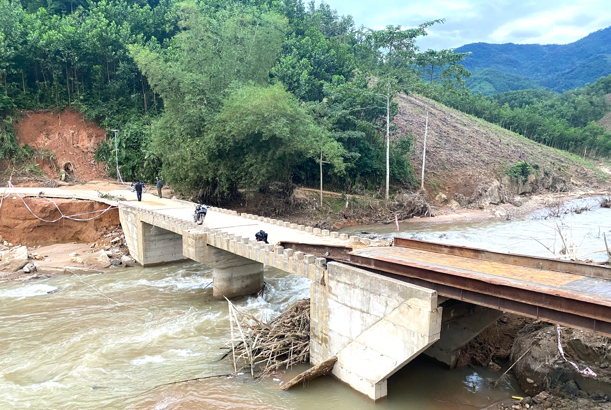 Lắp xong cầu tạm, ph&aacute; thế c&ocirc; lập h&agrave;ng trăm người d&acirc;n ở miền n&uacute;i Quảng Ng&atilde;i- Ảnh 1.