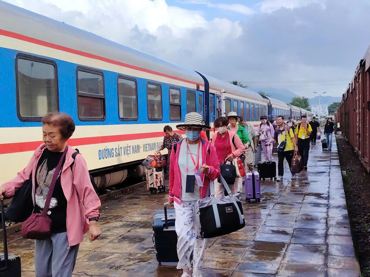 Đường sắt g&aacute;nh thiệt hại hơn 27 tỷ đồng do mưa lũ, h&agrave;nh kh&aacute;ch trả hơn 25.000 v&eacute;- Ảnh 1.