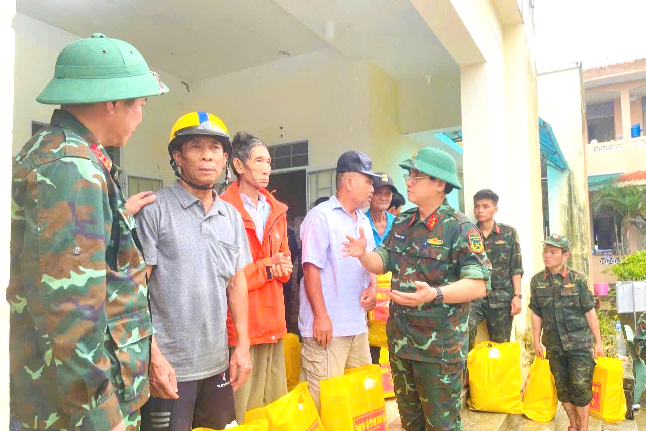 H&agrave;ng ngh&igrave;n c&aacute;n bộ, chiến sĩ hỗ trợ người d&acirc;n Kh&aacute;nh H&ograve;a, Đắk Lắk dọn dẹp sau lũ- Ảnh 5.