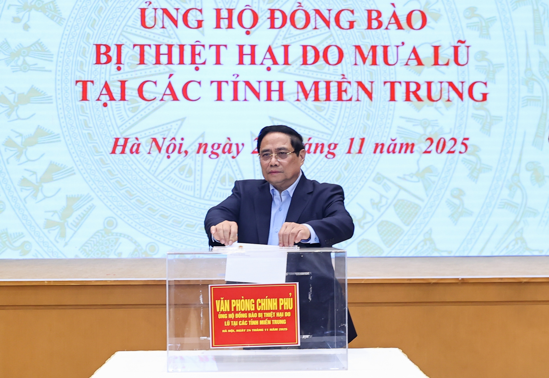 Thủ tướng và lãnh đạo Chính phủ, cán bộ Văn phòng Chính phủ ủng hộ đồng bào vùng thiên tai- Ảnh 3. Thủ tướng và lãnh đạo Chính phủ, cán bộ Văn phòng Chính phủ ủng hộ đồng bào vùng thiên tai- Ảnh 3.