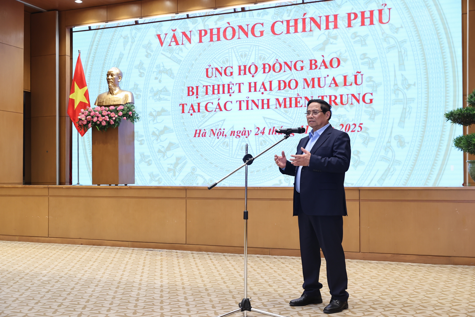 Thủ tướng và lãnh đạo Chính phủ, cán bộ Văn phòng Chính phủ ủng hộ đồng bào vùng thiên tai- Ảnh 2. Thủ tướng và lãnh đạo Chính phủ, cán bộ Văn phòng Chính phủ ủng hộ đồng bào vùng thiên tai- Ảnh 2.
