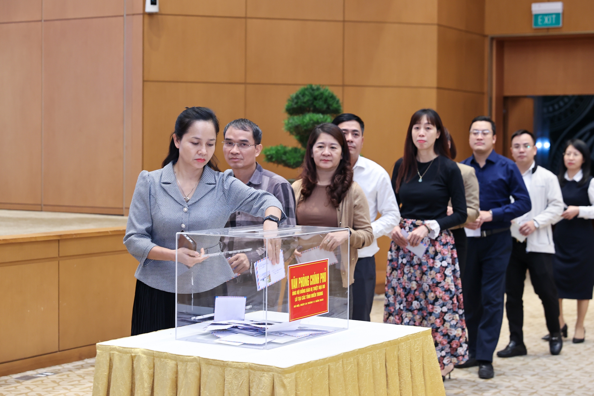Thủ tướng và lãnh đạo Chính phủ, cán bộ Văn phòng Chính phủ ủng hộ đồng bào vùng thiên tai- Ảnh 7. Thủ tướng và lãnh đạo Chính phủ, cán bộ Văn phòng Chính phủ ủng hộ đồng bào vùng thiên tai- Ảnh 7.