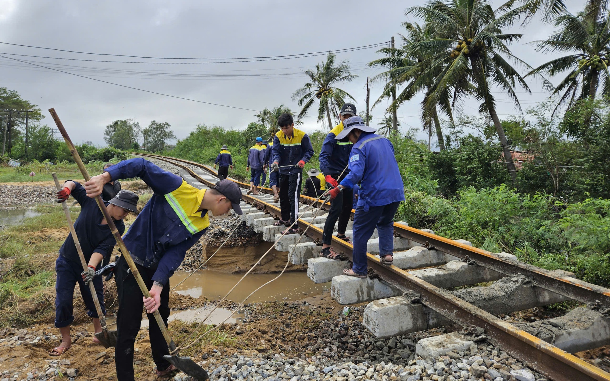 Trước 27/11 khắc phục xong hơn 60 điểm sạt lở tr&ecirc;n tuyến đường sắt Bắc - Nam