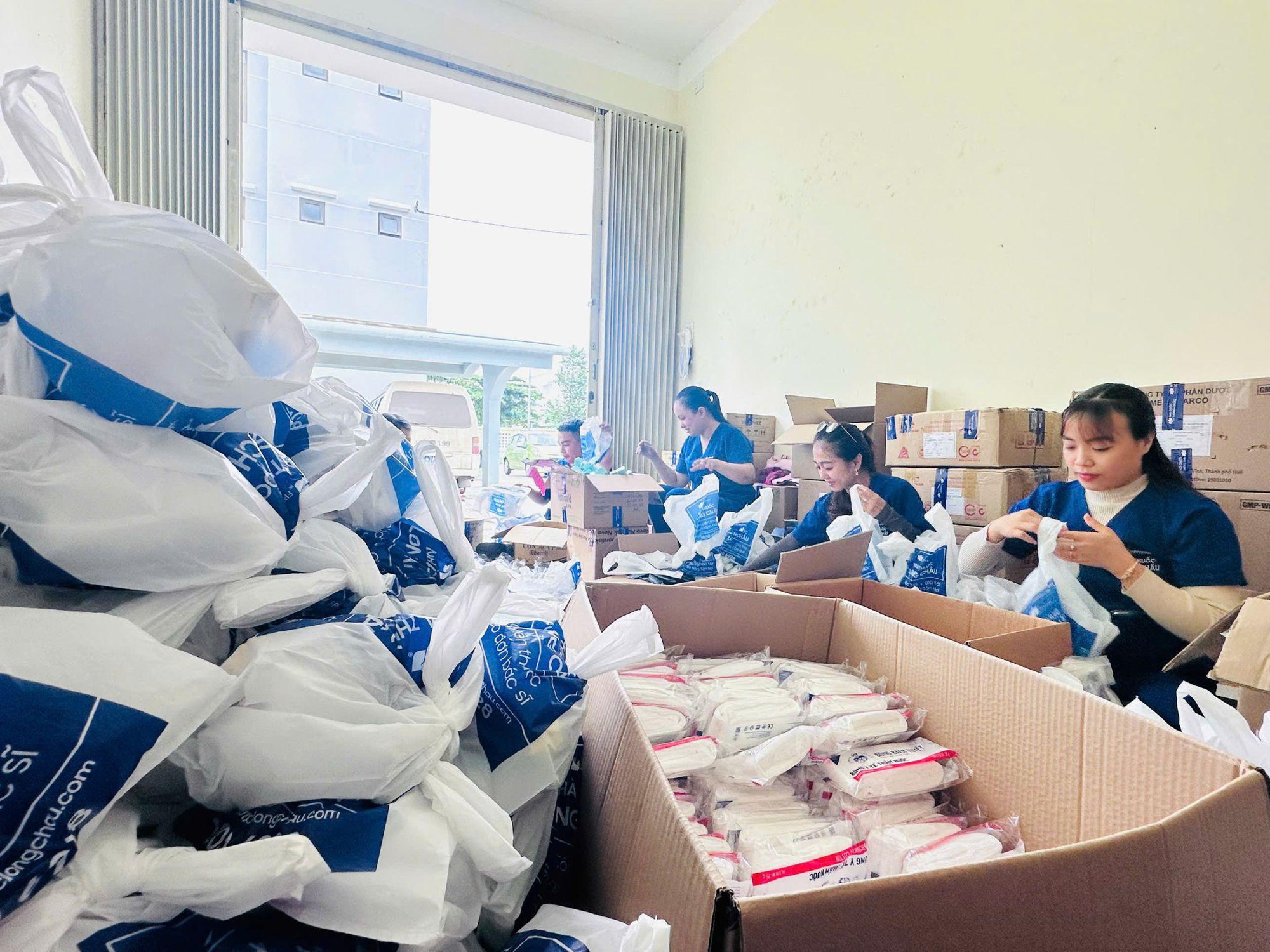 Long Ch&acirc;u hướng về miền Trung, khẩn cấp hỗ trợ th&ecirc;m 3 tấn thuốc- Ảnh 3.