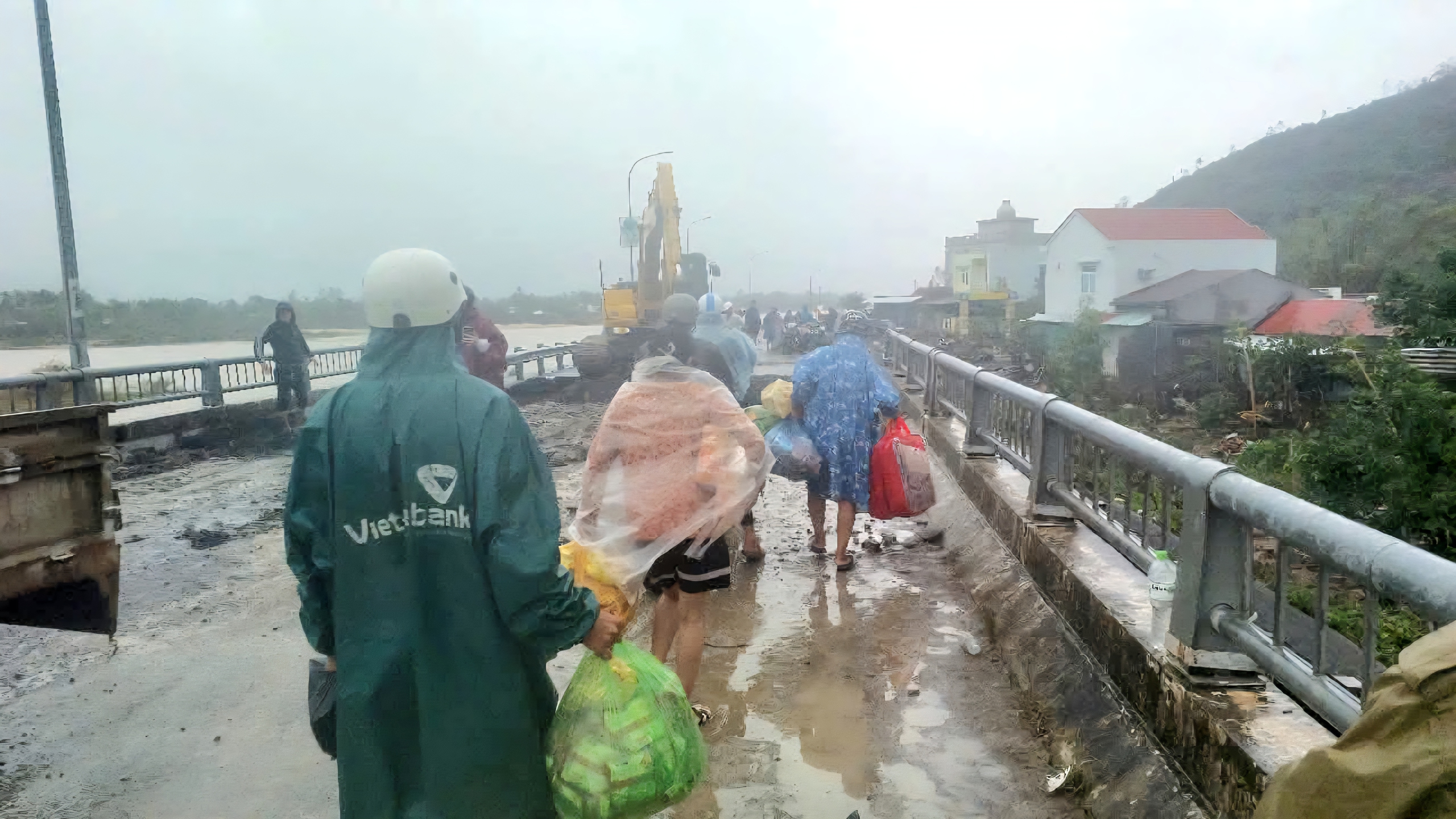 Đắk Lắk: Nỗ lực nối lại mạch m&aacute;u giao th&ocirc;ng cầu L&ograve; Gốm, mở đường cứu trợ v&ugrave;ng ngập lũ- Ảnh 7.