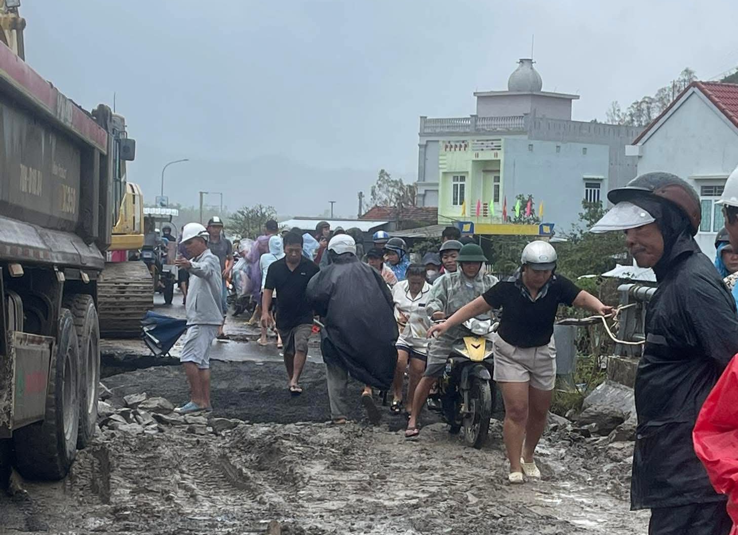 Đắk Lắk: Nỗ lực nối lại mạch m&aacute;u giao th&ocirc;ng cầu L&ograve; Gốm, mở đường cứu trợ v&ugrave;ng ngập lũ- Ảnh 10.