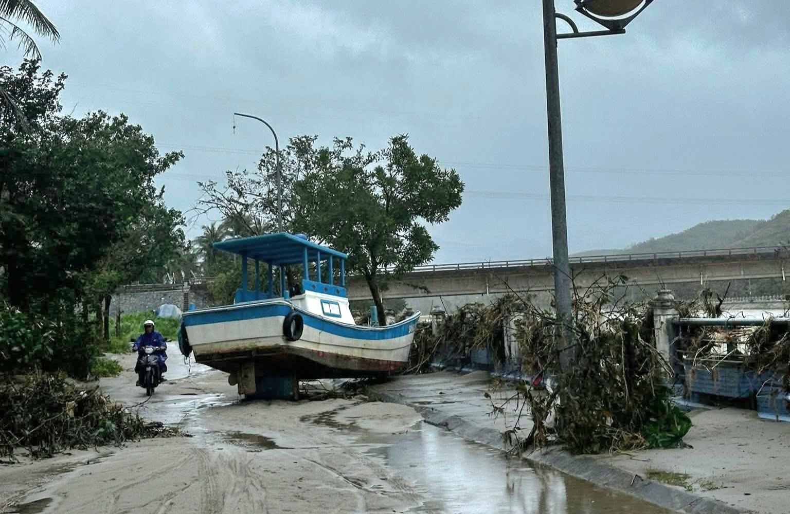 Đắk Lắk: L&agrave;ng ch&agrave;i S&ocirc;ng Cầu tả tơi sau lũ dữ, x&aacute;c t&ocirc;m h&ugrave;m phơi ở vệ đường- Ảnh 9.