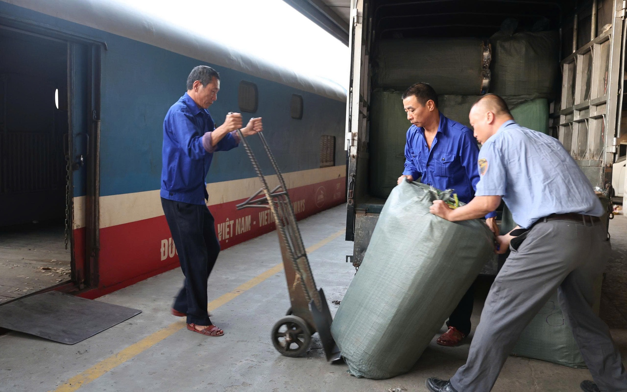 Hơn 100 đoàn tàu Bắc - Nam ngừng chạy do ảnh hưởng mưa lũ, thiệt hại gần 50 tỷ đồng- Ảnh 2. Hơn 15.000 kiện hàng cứu trợ được đường sắt chuyển miễn phí đến người dân vùng bão lũ