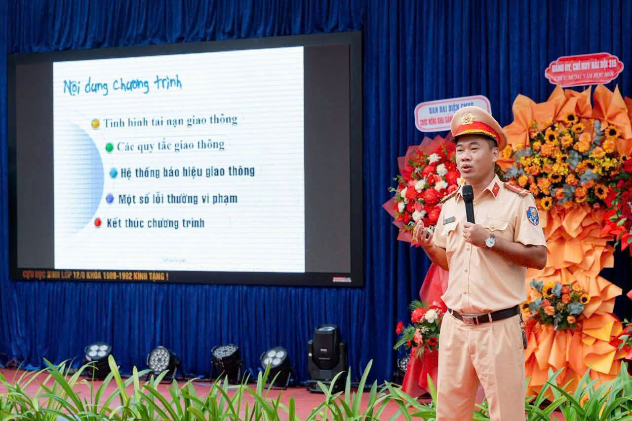 Hơn 55.000 học sinh, sinh vi&ecirc;n Đ&agrave; Nẵng được tuy&ecirc;n truyền trực tiếp về an to&agrave;n giao th&ocirc;ng- Ảnh 2.