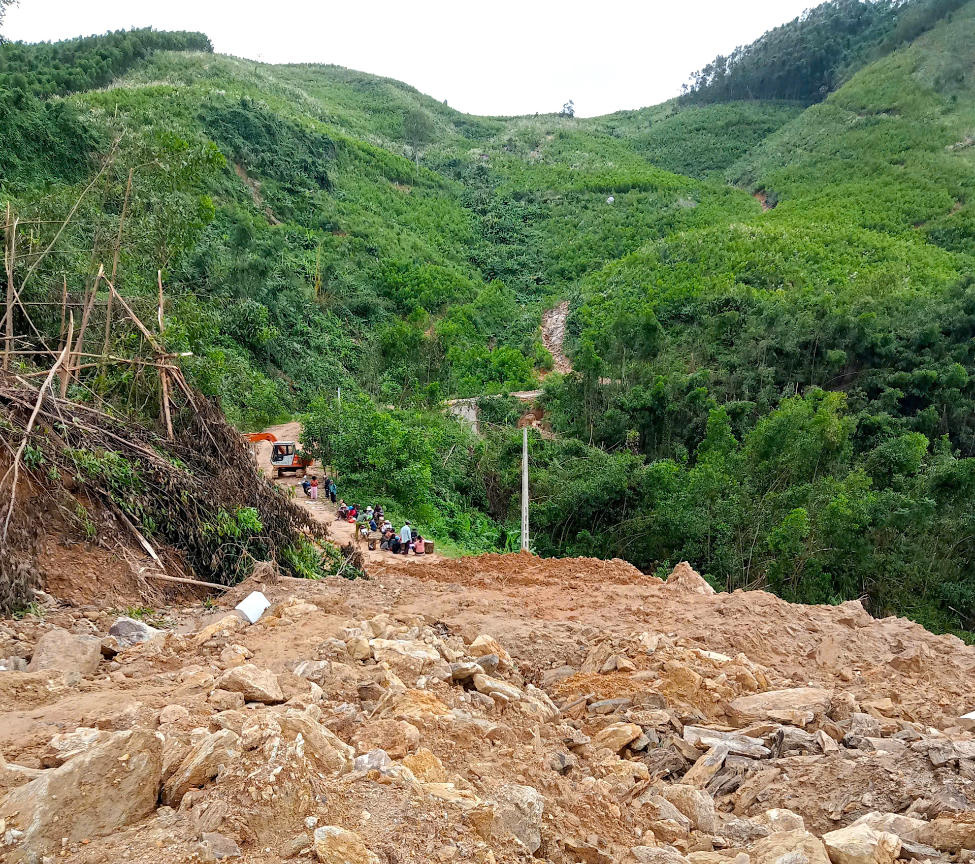 Quảng Ngãi: Đường sụp thành vực sâu, hàng trăm hộ dân bị chia cắt- Ảnh 12. Quảng Ngãi: Đường sụp thành vực sâu, hàng trăm hộ dân bị chia cắt- Ảnh 12.