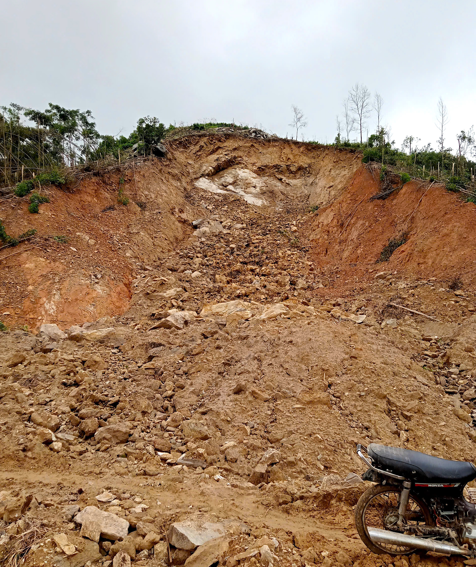 Quảng Ngãi: Đường sụp thành vực sâu, hàng trăm hộ dân bị chia cắt- Ảnh 10. Quảng Ngãi: Đường sụp thành vực sâu, hàng trăm hộ dân bị chia cắt- Ảnh 10.