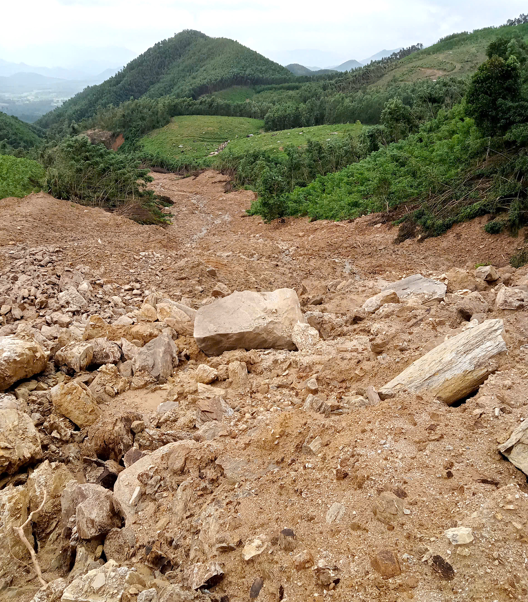Quảng Ngãi: Đường sụp thành vực sâu, hàng trăm hộ dân bị chia cắt- Ảnh 5. Quảng Ngãi: Đường sụp thành vực sâu, hàng trăm hộ dân bị chia cắt- Ảnh 5.
