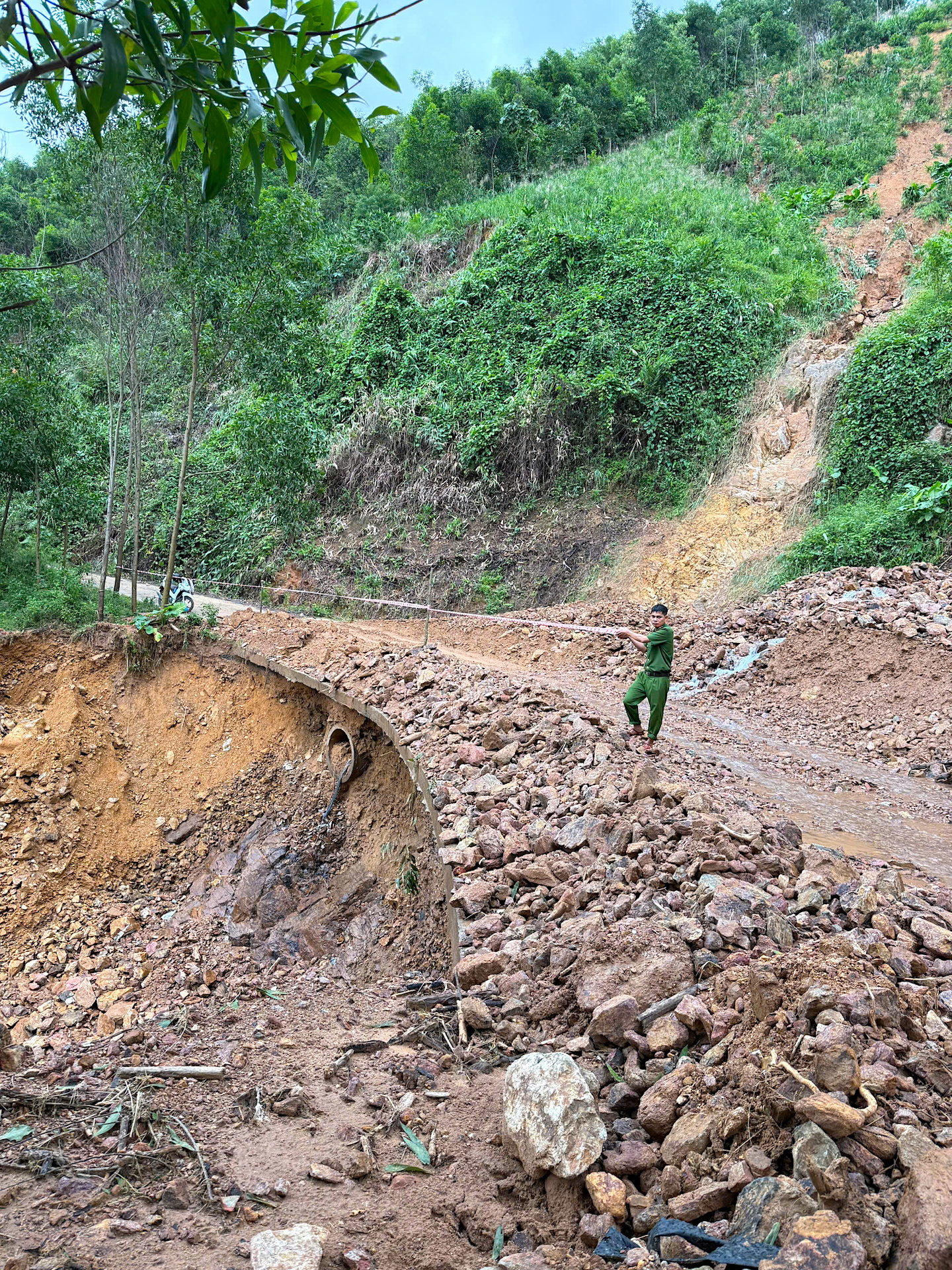 Quảng Ngãi: Đường sụp thành vực sâu, hàng trăm hộ dân bị chia cắt- Ảnh 13. Quảng Ngãi: Đường sụp thành vực sâu, hàng trăm hộ dân bị chia cắt- Ảnh 13.