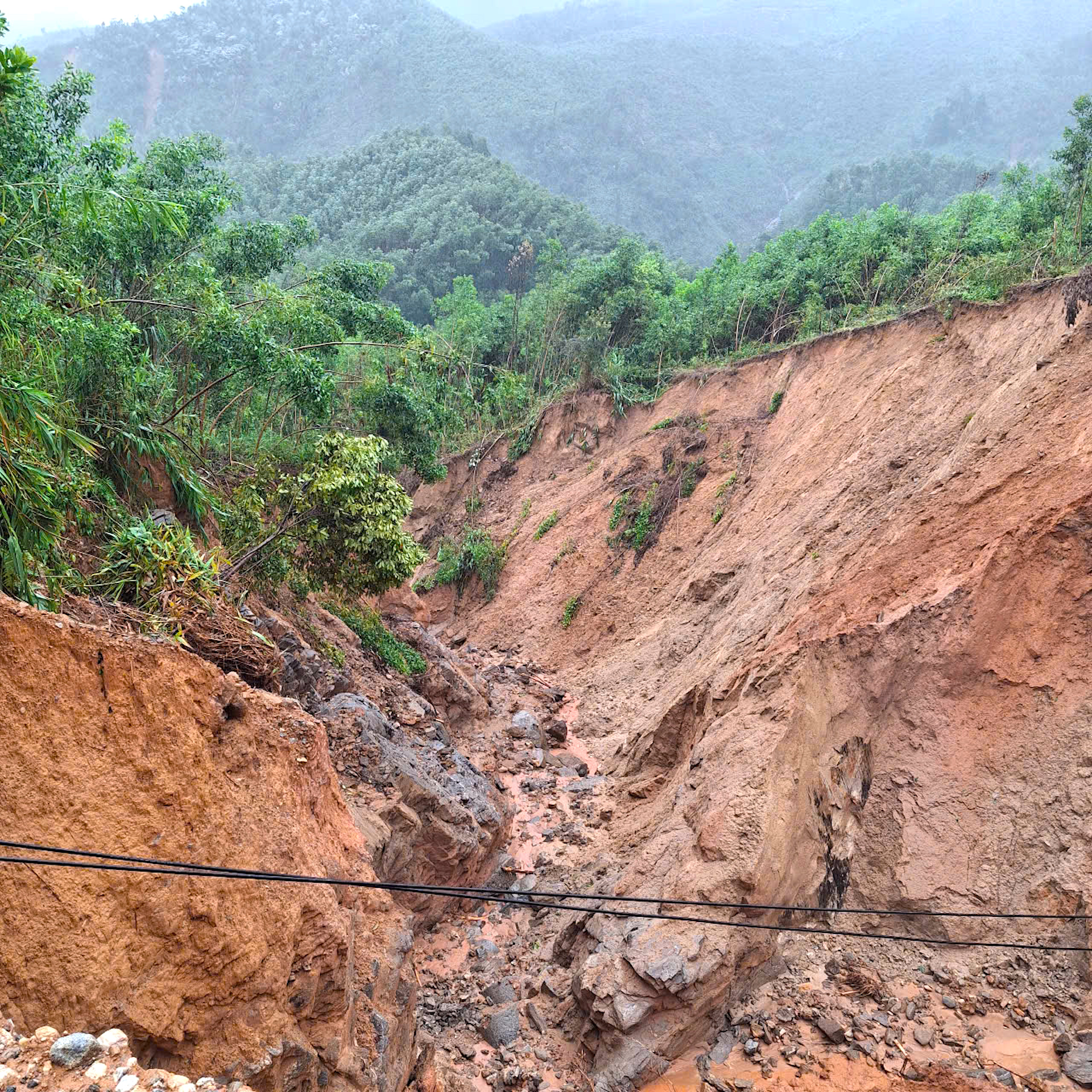 Quảng Ngãi: Đường sụp thành vực sâu, hàng trăm hộ dân bị chia cắt- Ảnh 4. Quảng Ngãi: Đường sụp thành vực sâu, hàng trăm hộ dân bị chia cắt- Ảnh 4.