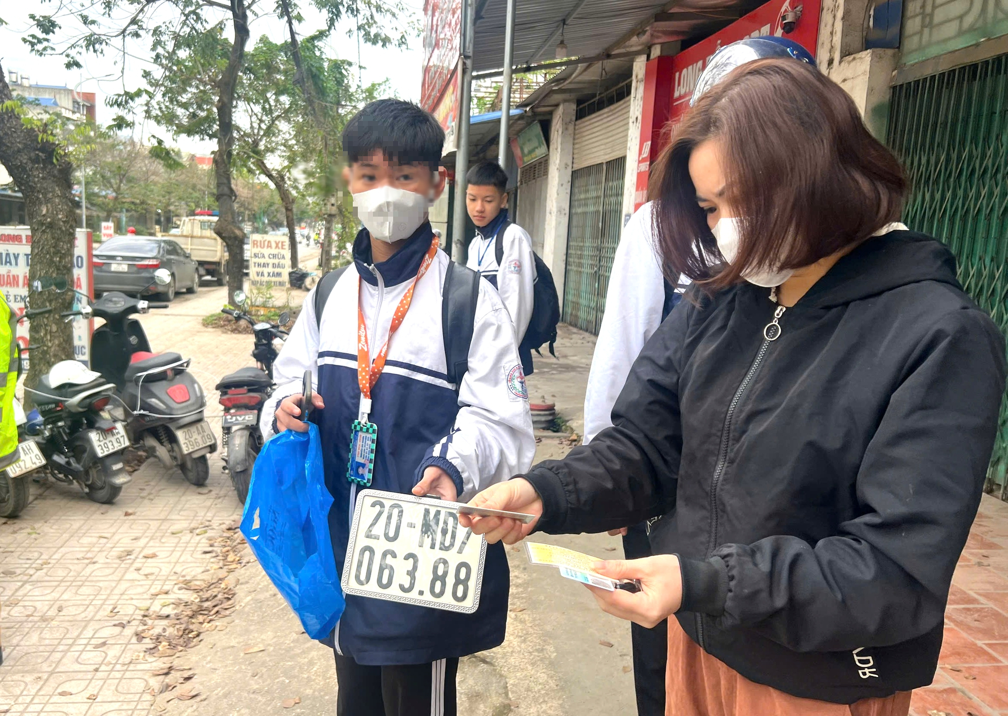 Cảnh s&aacute;t giao th&ocirc;ng Th&aacute;i Nguy&ecirc;n xử l&yacute; nhiều học sinh vi phạm trong đợt cao điểm- Ảnh 2.