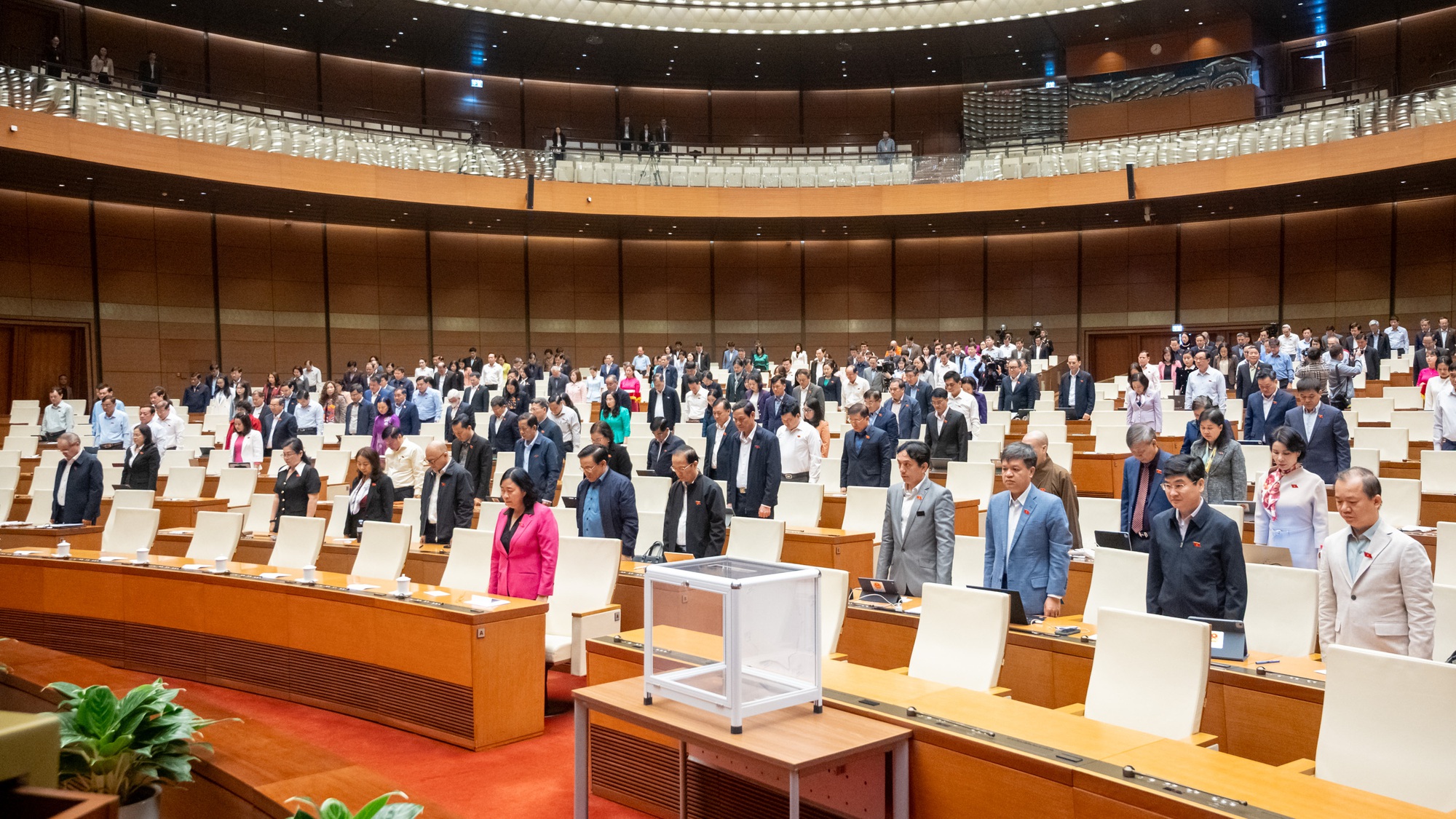 Quốc hội tưởng niệm người tử vong do thi&ecirc;n tai, quy&ecirc;n g&oacute;p ủng hộ đồng b&agrave;o v&ugrave;ng b&atilde;o lũ- Ảnh 2.