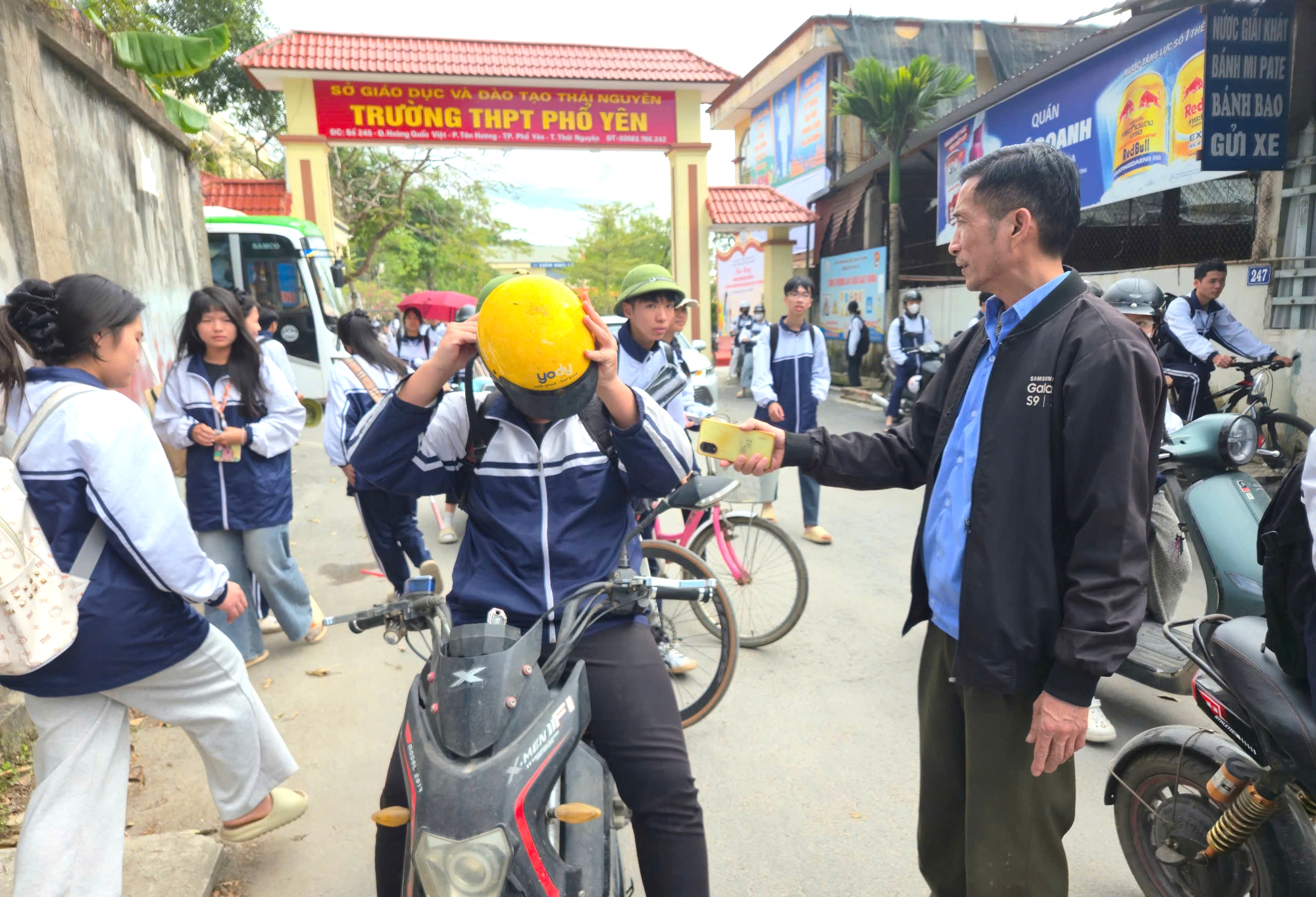 Cảnh s&aacute;t giao th&ocirc;ng Th&aacute;i Nguy&ecirc;n xử l&yacute; nhiều học sinh vi phạm trong đợt cao điểm- Ảnh 4.