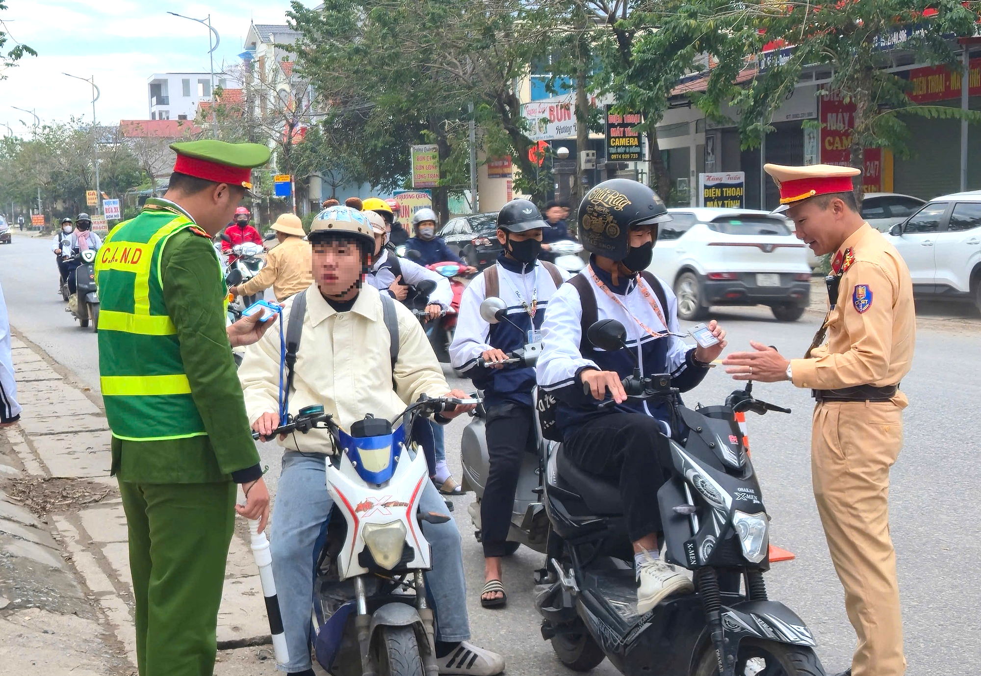 Cảnh s&aacute;t giao th&ocirc;ng Th&aacute;i Nguy&ecirc;n xử l&yacute; nhiều học sinh vi phạm trong đợt cao điểm- Ảnh 6.