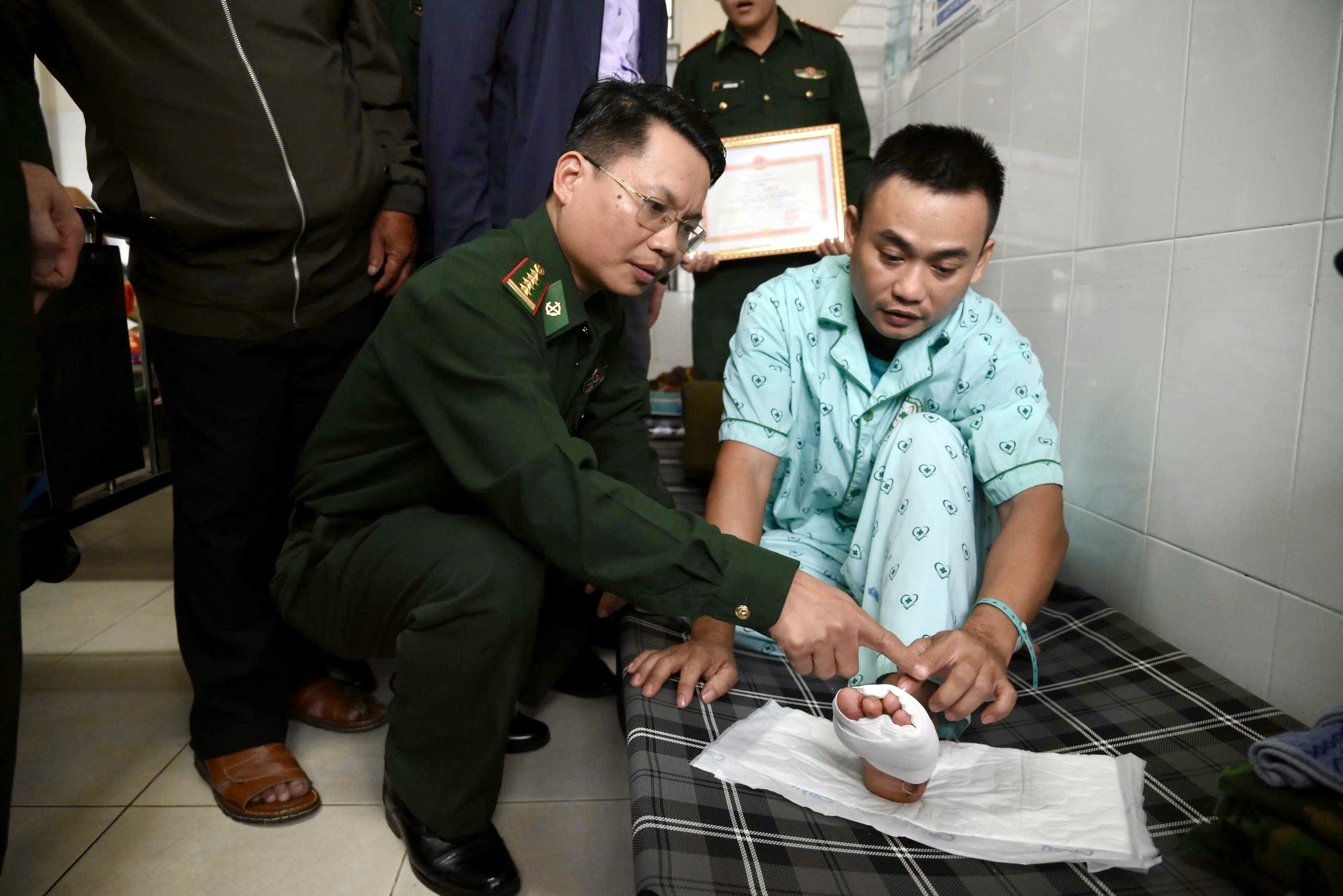 Gia Lai: Khen thưởng thiếu t&aacute; bi&ecirc;n ph&ograve;ng qu&ecirc;n m&igrave;nh cứu d&acirc;n trong lũ dữ- Ảnh 2.