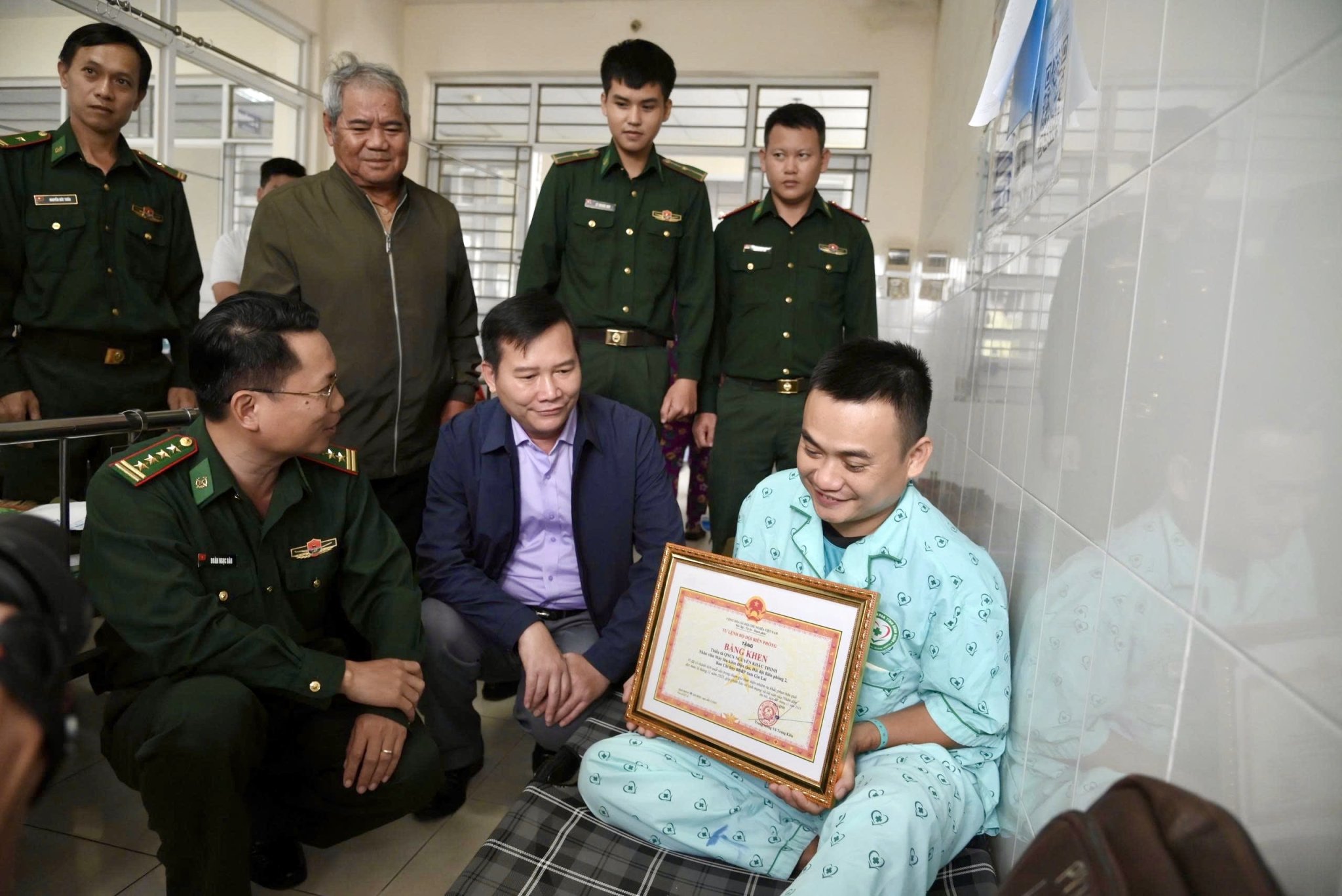 Gia Lai: Khen thưởng thiếu t&aacute; bi&ecirc;n ph&ograve;ng qu&ecirc;n m&igrave;nh cứu d&acirc;n trong lũ dữ- Ảnh 1.