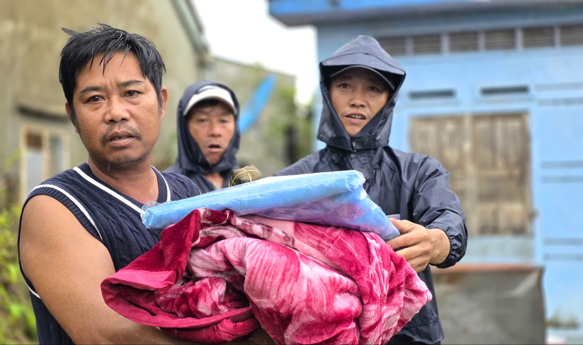 B&aacute;o X&acirc;y dựng c&ugrave;ng nh&agrave; t&agrave;i trợ trao đồ thiết yếu tới người d&acirc;n v&ugrave;ng lũ Ph&uacute; Y&ecirc;n- Ảnh 2.