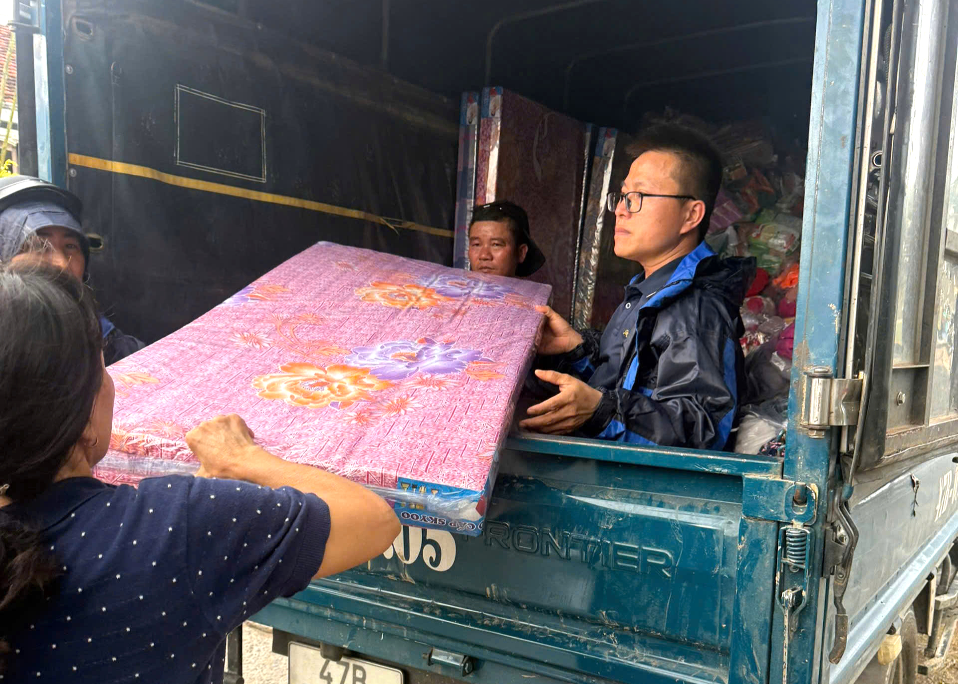 B&aacute;o X&acirc;y dựng c&ugrave;ng nh&agrave; t&agrave;i trợ trao đồ thiết yếu tới người d&acirc;n v&ugrave;ng lũ Ph&uacute; Y&ecirc;n- Ảnh 4.