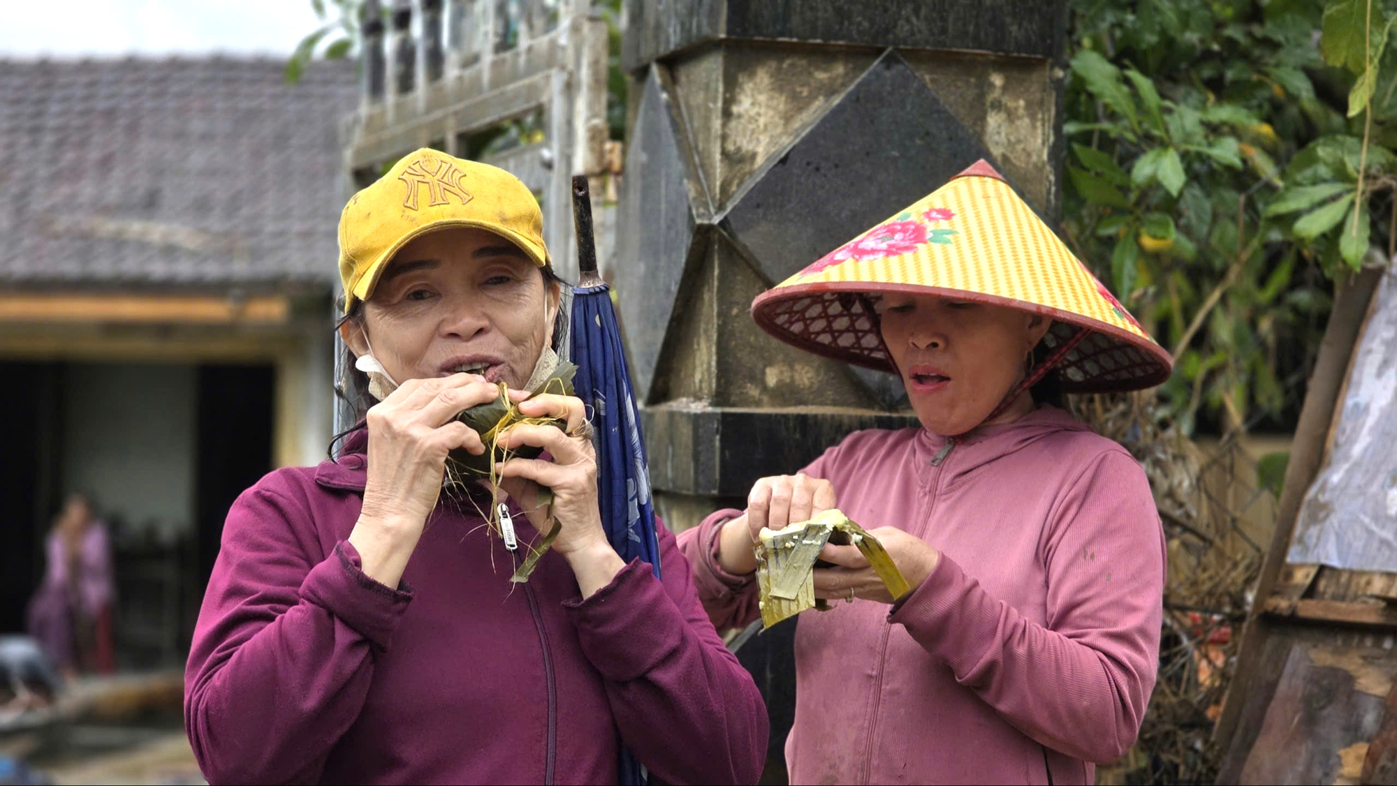 B&aacute;o X&acirc;y dựng c&ugrave;ng nh&agrave; t&agrave;i trợ trao đồ thiết yếu tới người d&acirc;n v&ugrave;ng lũ Ph&uacute; Y&ecirc;n- Ảnh 5.