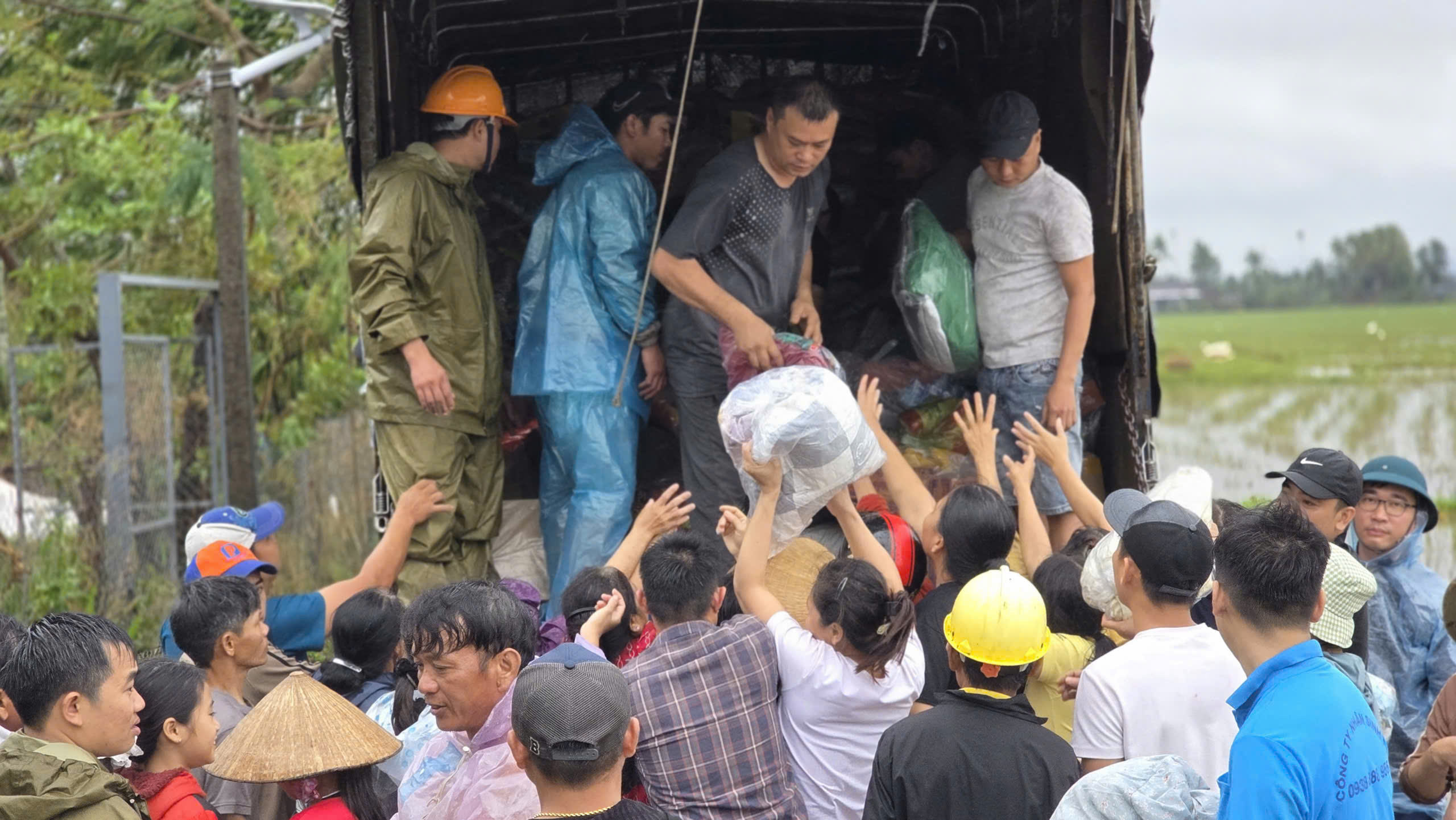 Dồn lực cứu trợ t&acirc;m lũ Ph&uacute; Y&ecirc;n, gi&uacute;p người d&acirc;n vực dậy cuộc sống sau lũ- Ảnh 5.