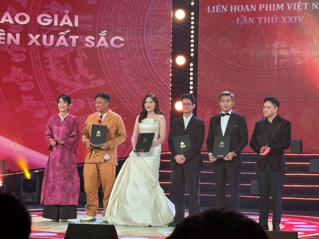 "Mưa đỏ" nhận cơn mưa giải thưởng tại Li&ecirc;n hoan Phim Việt Nam lần thứ 24- Ảnh 4.