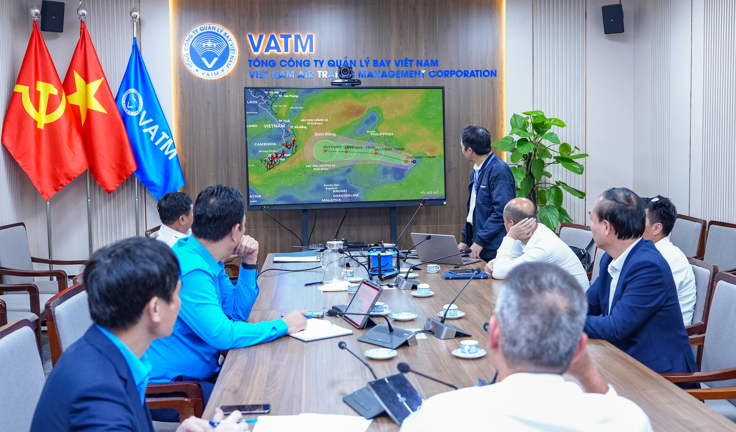 Quản l&yacute; bay k&iacute;ch hoạt cao điểm ph&ograve;ng chống b&atilde;o số 15- Ảnh 1.