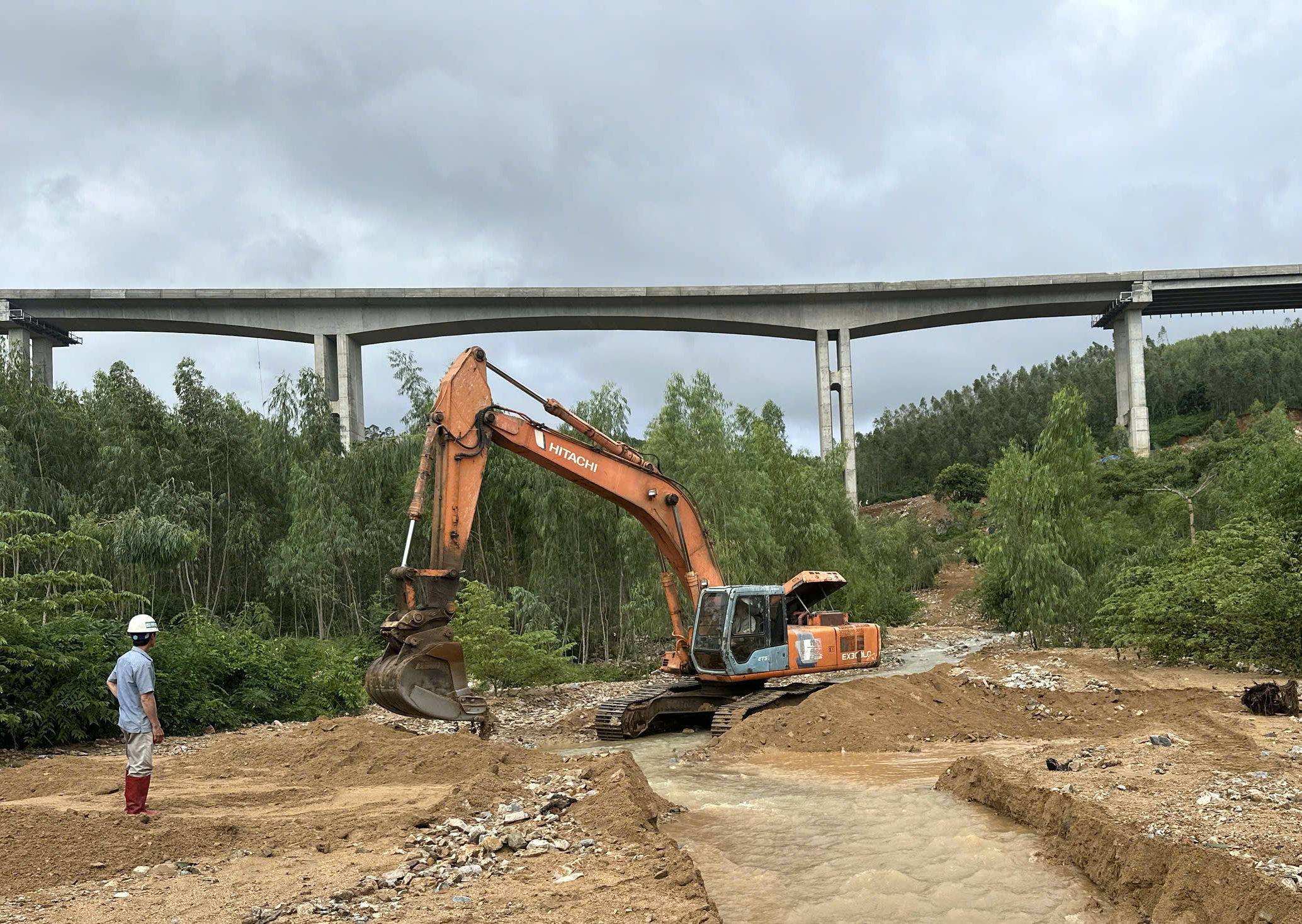 Huy động to&agrave;n lực mở lại c&aacute;c tuyến giao th&ocirc;ng huyết mạch sau mưa lũ lịch sử Trung Bộ- Ảnh 3.