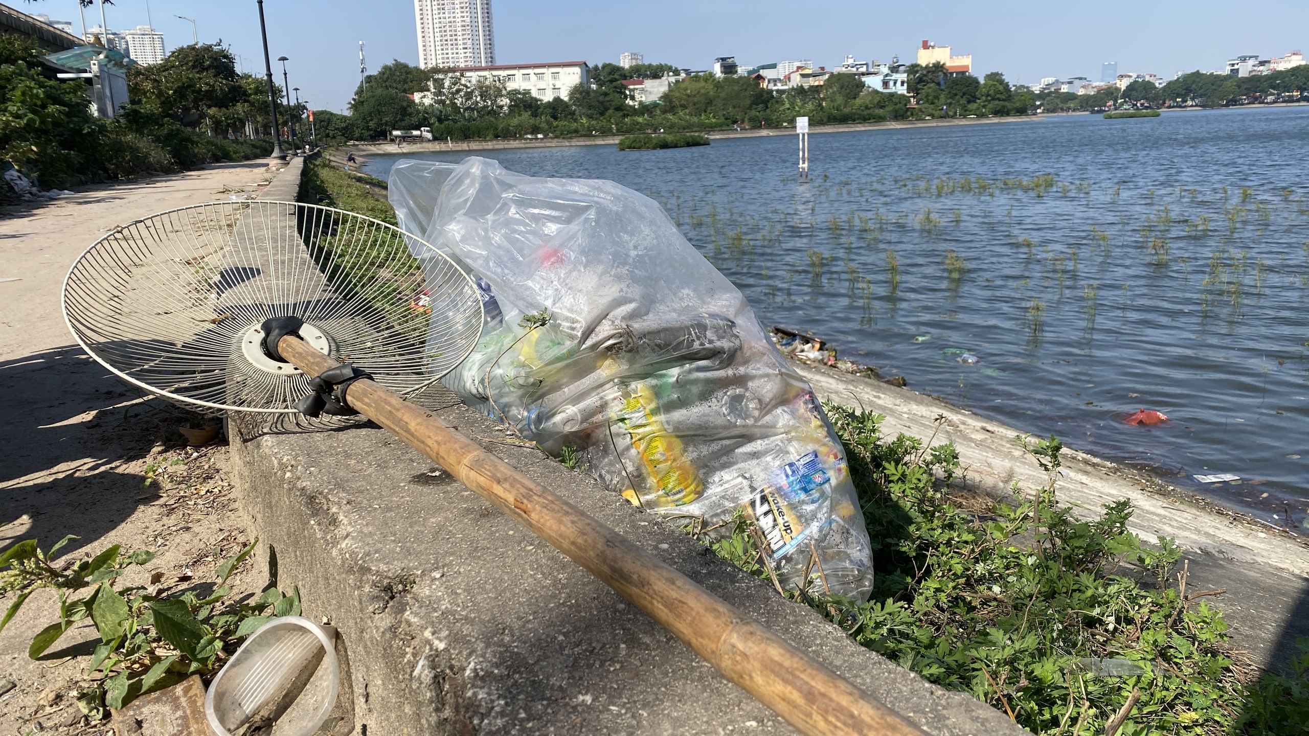 Hồ Linh Đàm ngập ngụa rác, công nhân căng mình dọn dẹp- Ảnh 23. Hồ Linh Đàm ngập ngụa rác, công nhân căng mình dọn dẹp- Ảnh 23.