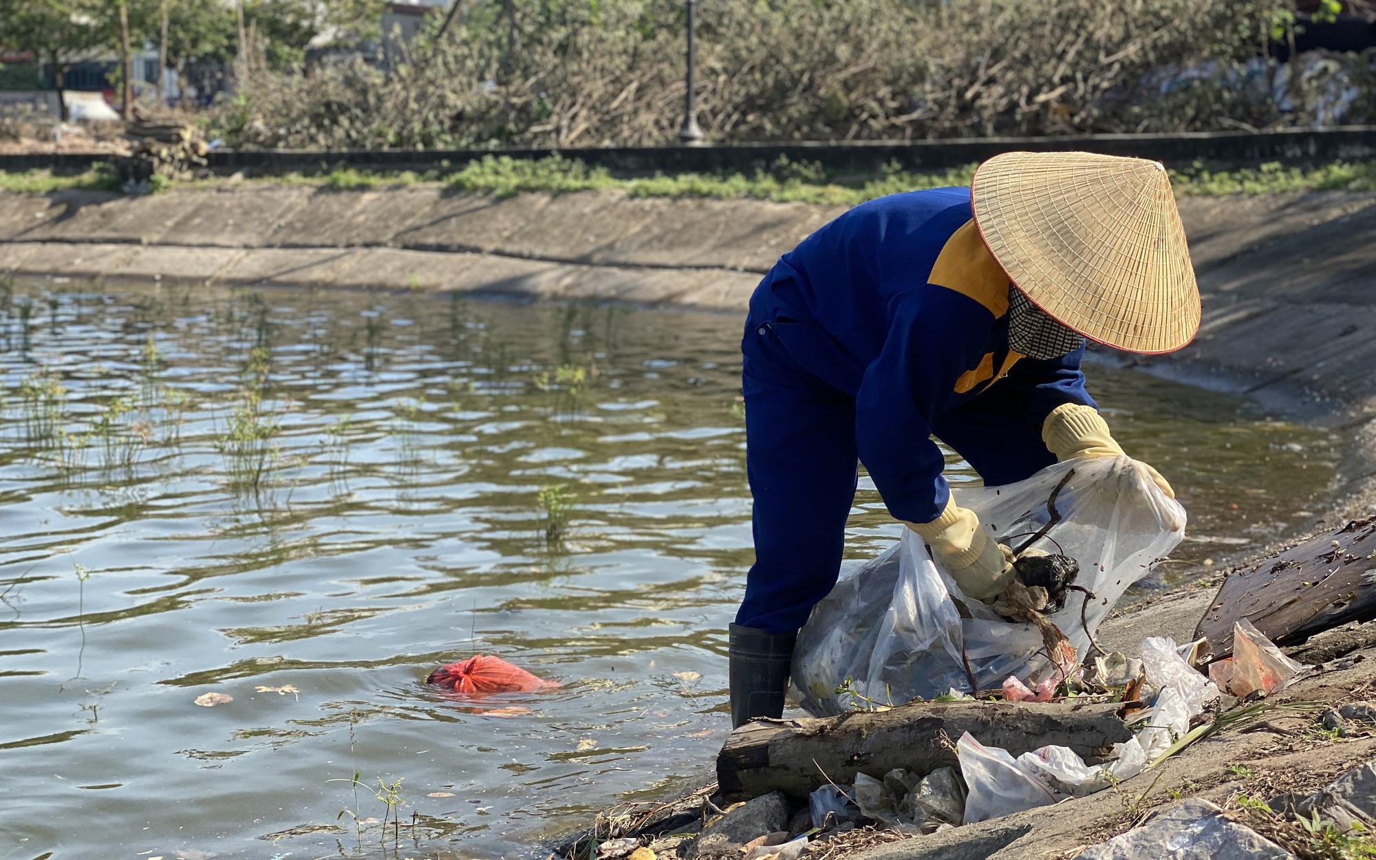 Hồ Linh Đ&agrave;m ngập ngụa r&aacute;c, c&ocirc;ng nh&acirc;n căng m&igrave;nh dọn dẹp