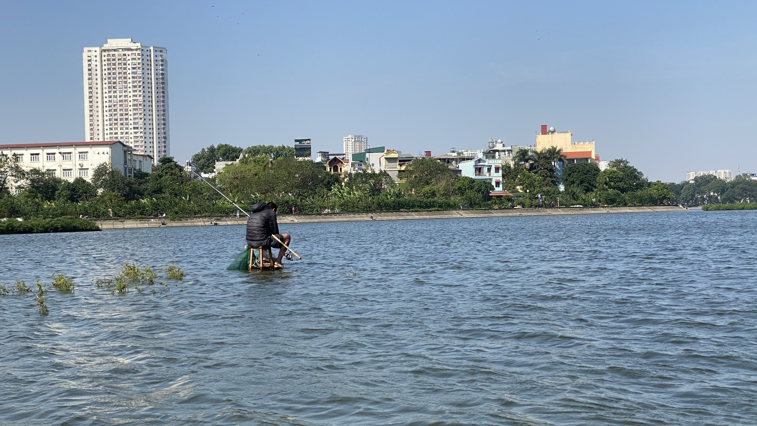 Hồ Linh Đàm ngập ngụa rác, công nhân căng mình dọn dẹp- Ảnh 8. Hồ Linh Đàm ngập ngụa rác, công nhân căng mình dọn dẹp- Ảnh 8.