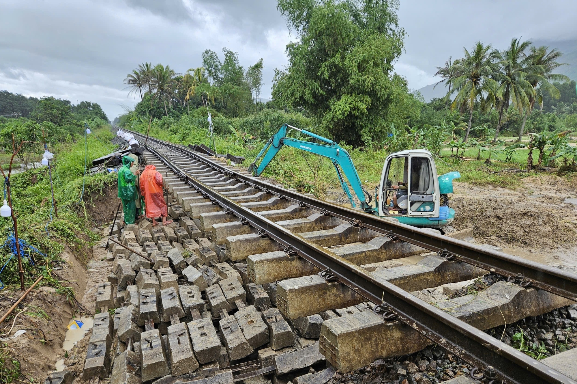 Huy động to&agrave;n lực mở lại c&aacute;c tuyến giao th&ocirc;ng huyết mạch sau mưa lũ lịch sử Trung Bộ- Ảnh 2.