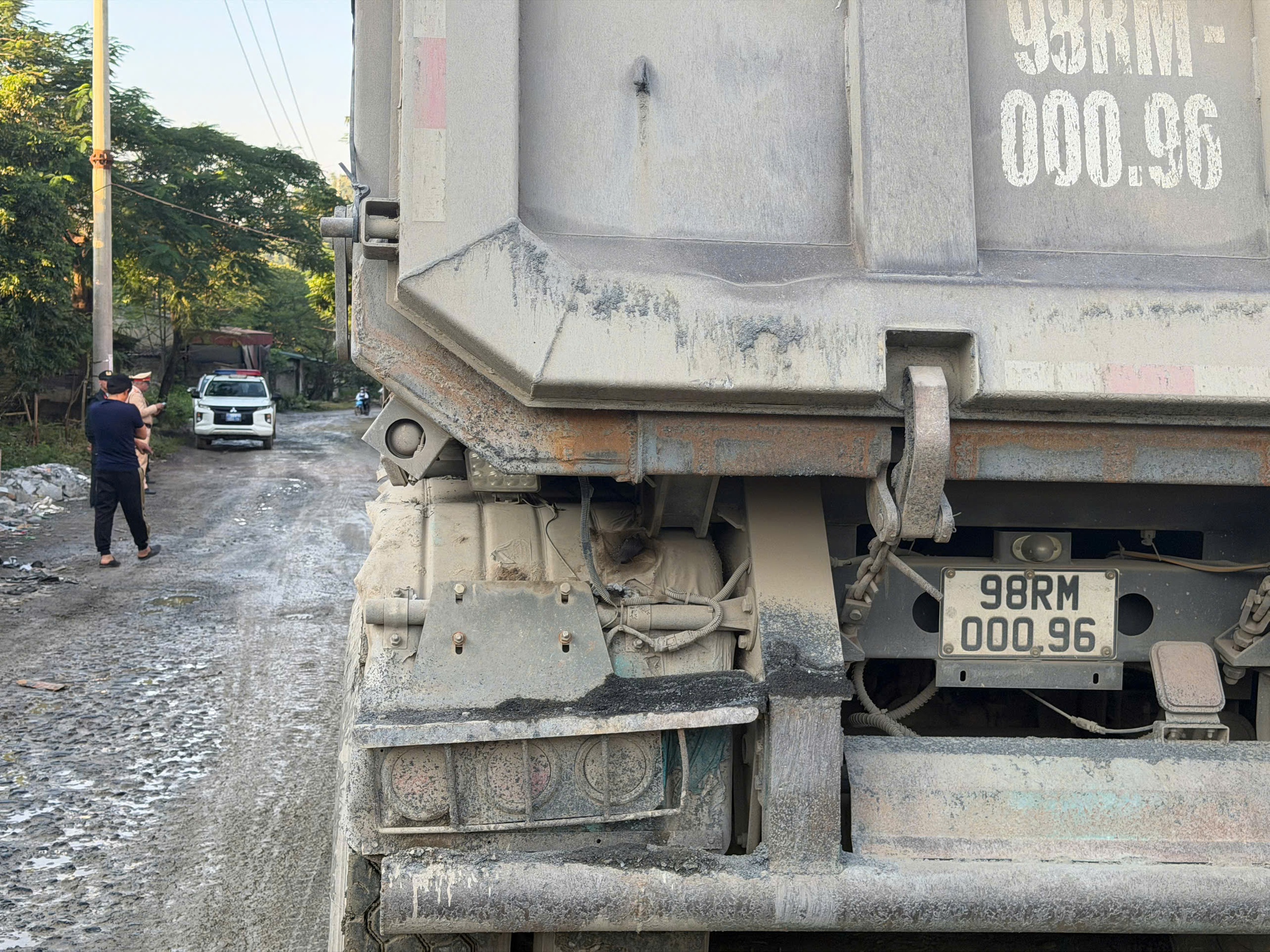 Cảnh s&aacute;t giao th&ocirc;ng Ph&uacute; Thọ xử l&yacute; h&agrave;ng loạt xe tải cỡ lớn c&agrave;y n&aacute;t tuyến đường d&acirc;n sinh- Ảnh 8.