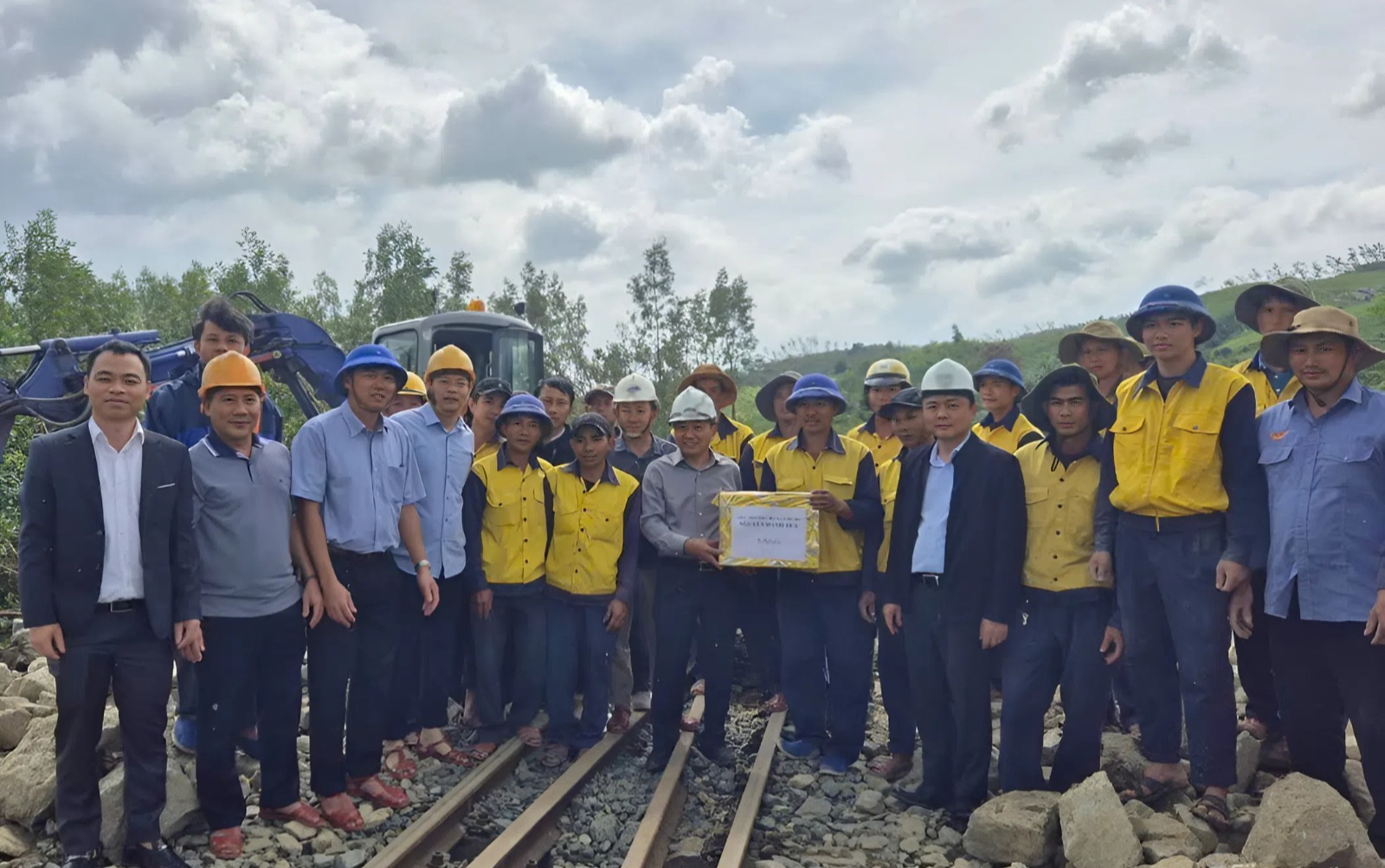 Thứ trưởng Nguyễn Danh Huy kiểm tra c&aacute;c điểm hư hỏng tr&ecirc;n đường sắt Bắc - Nam do mưa lũ- Ảnh 1.