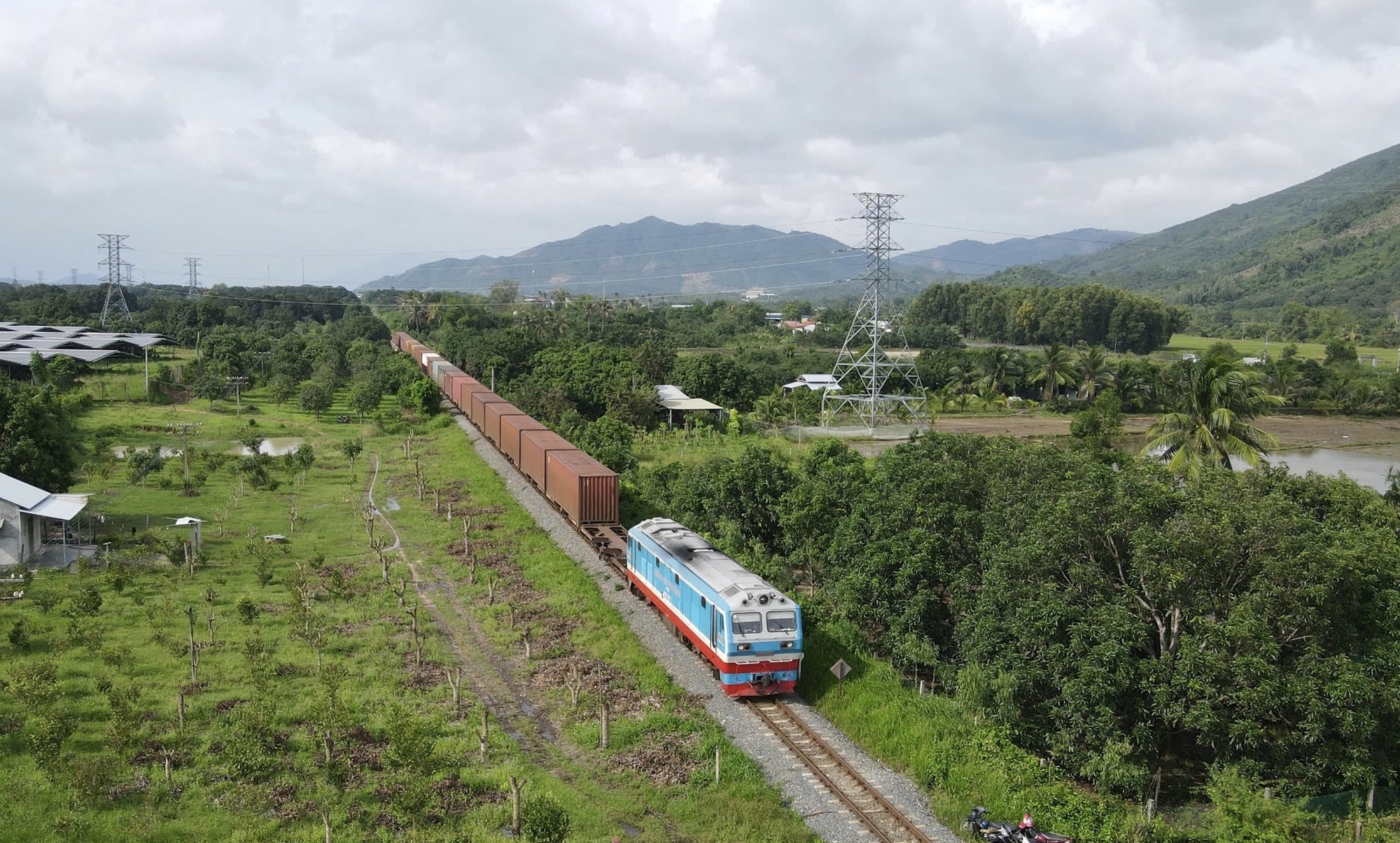 Thứ trưởng Nguyễn Danh Huy kiểm tra c&aacute;c điểm hư hỏng tr&ecirc;n đường sắt Bắc - Nam do mưa lũ- Ảnh 2.