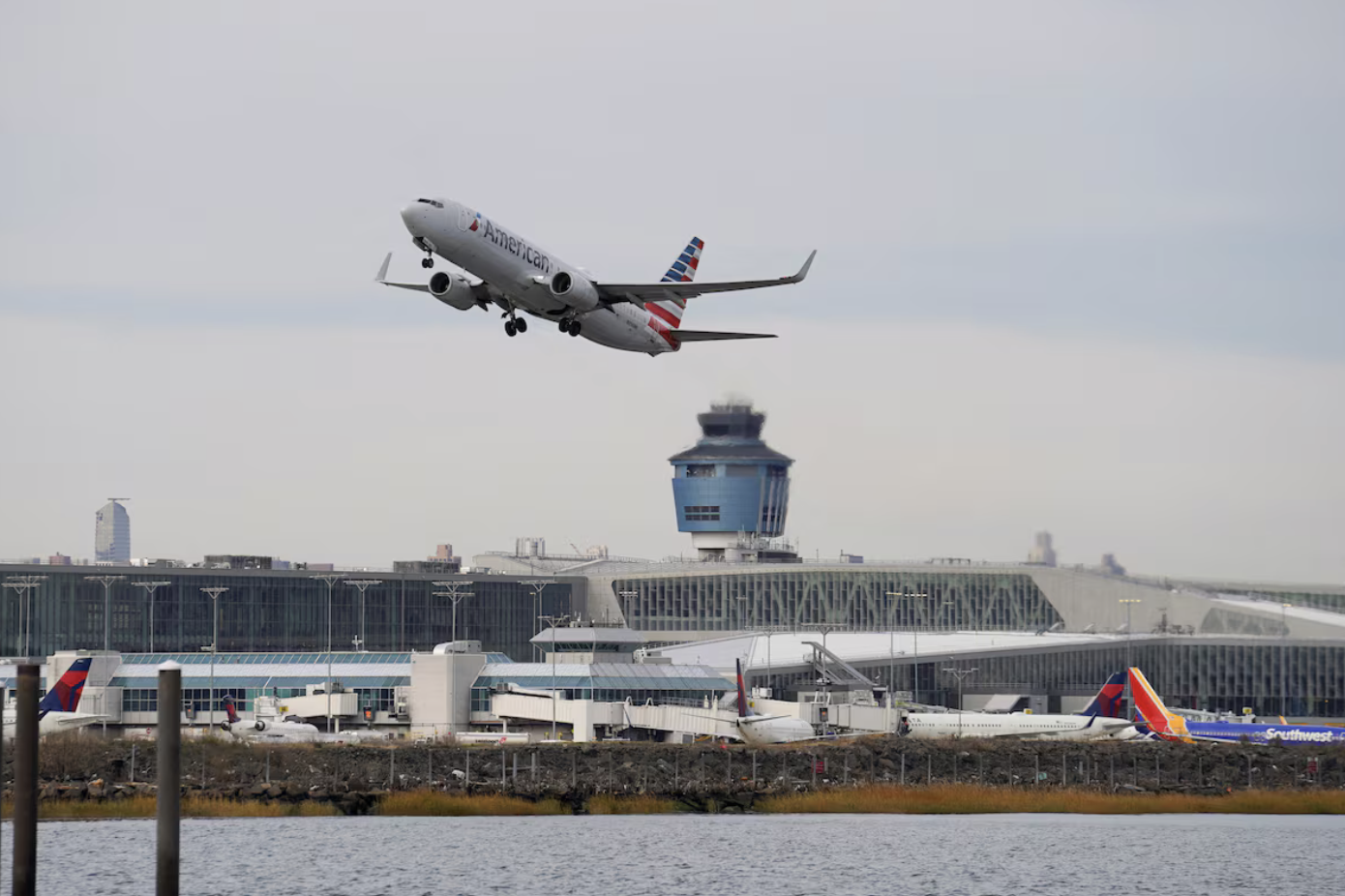 Nghị sĩ Mỹ lo FAA chậm giải ng&acirc;n khiến t&igrave;nh trạng thiếu hụt thợ m&aacute;y h&agrave;ng kh&ocirc;ng trầm trọng- Ảnh 1.