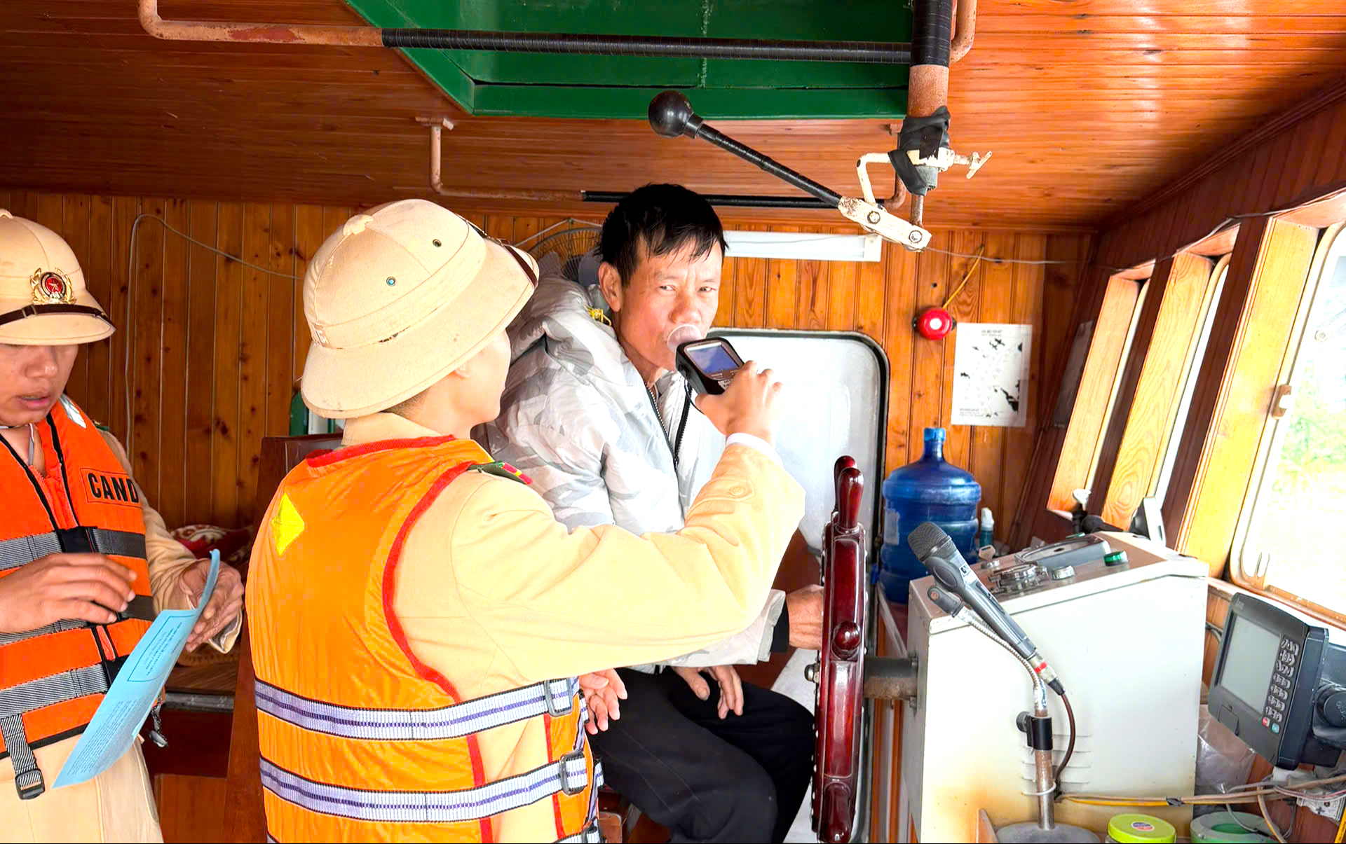 CSGT Hưng Y&ecirc;n xử phạt 24 trường hợp vi phạm giao th&ocirc;ng đường thủy- Ảnh 1.
