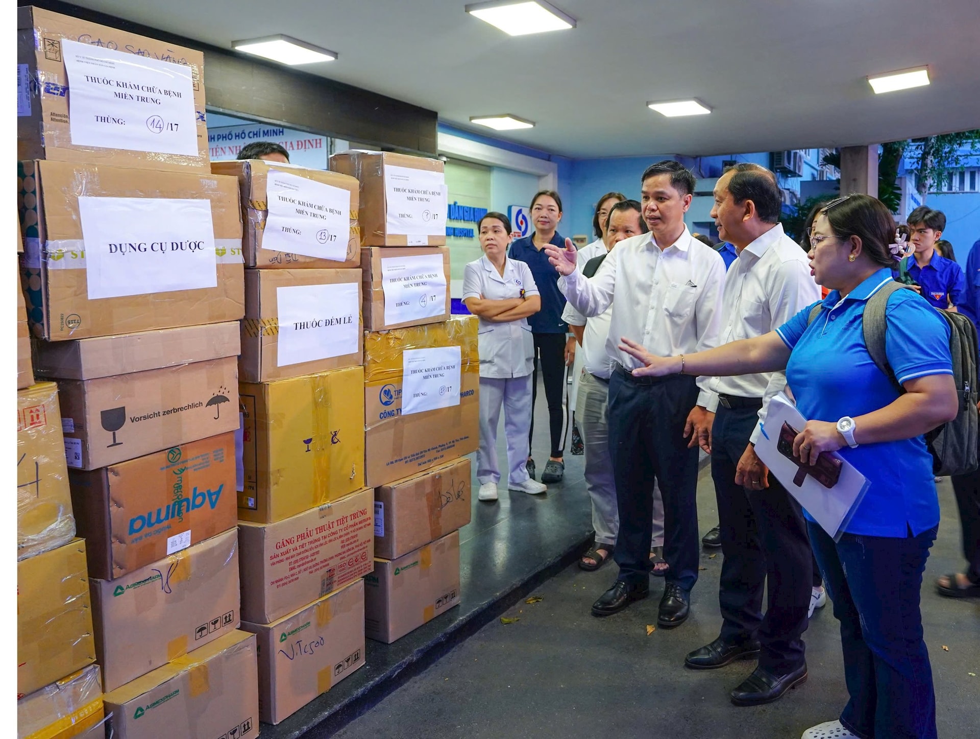 Gần 100 y b&aacute;c sĩ TP.HCM l&ecirc;n đường, chung tay chăm s&oacute;c sức khỏe đồng b&agrave;o v&ugrave;ng lũ- Ảnh 1.